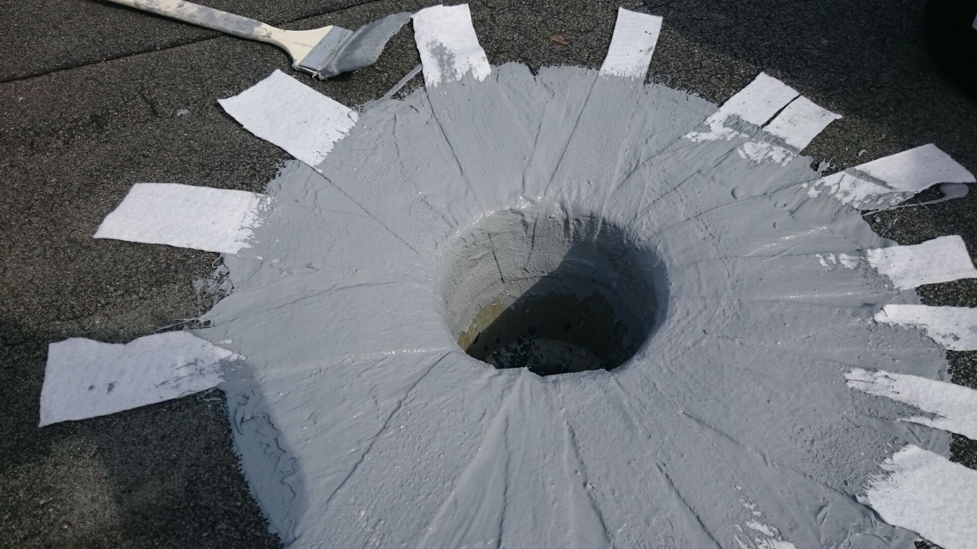 Gully Flachdachsanierung Flachdachabdichtung mit Flüssigkunststoff und Vlies Verarbeitung