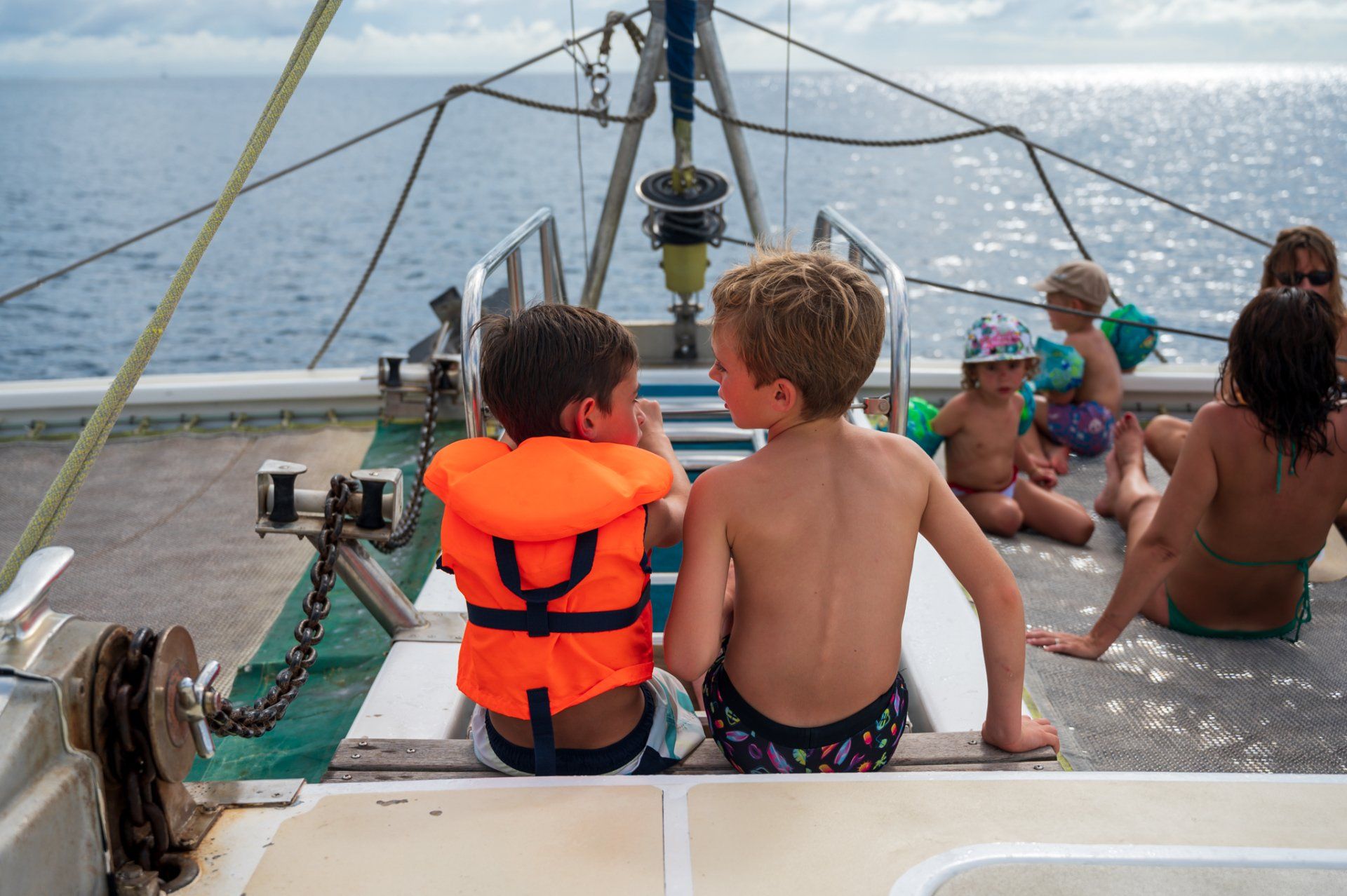 enfants sur un bateau en Martinique