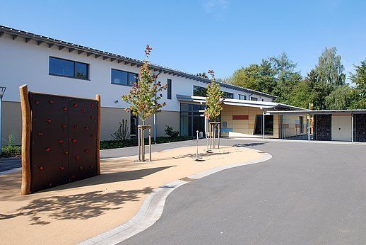 Schulhof Regenbogenschule Bega