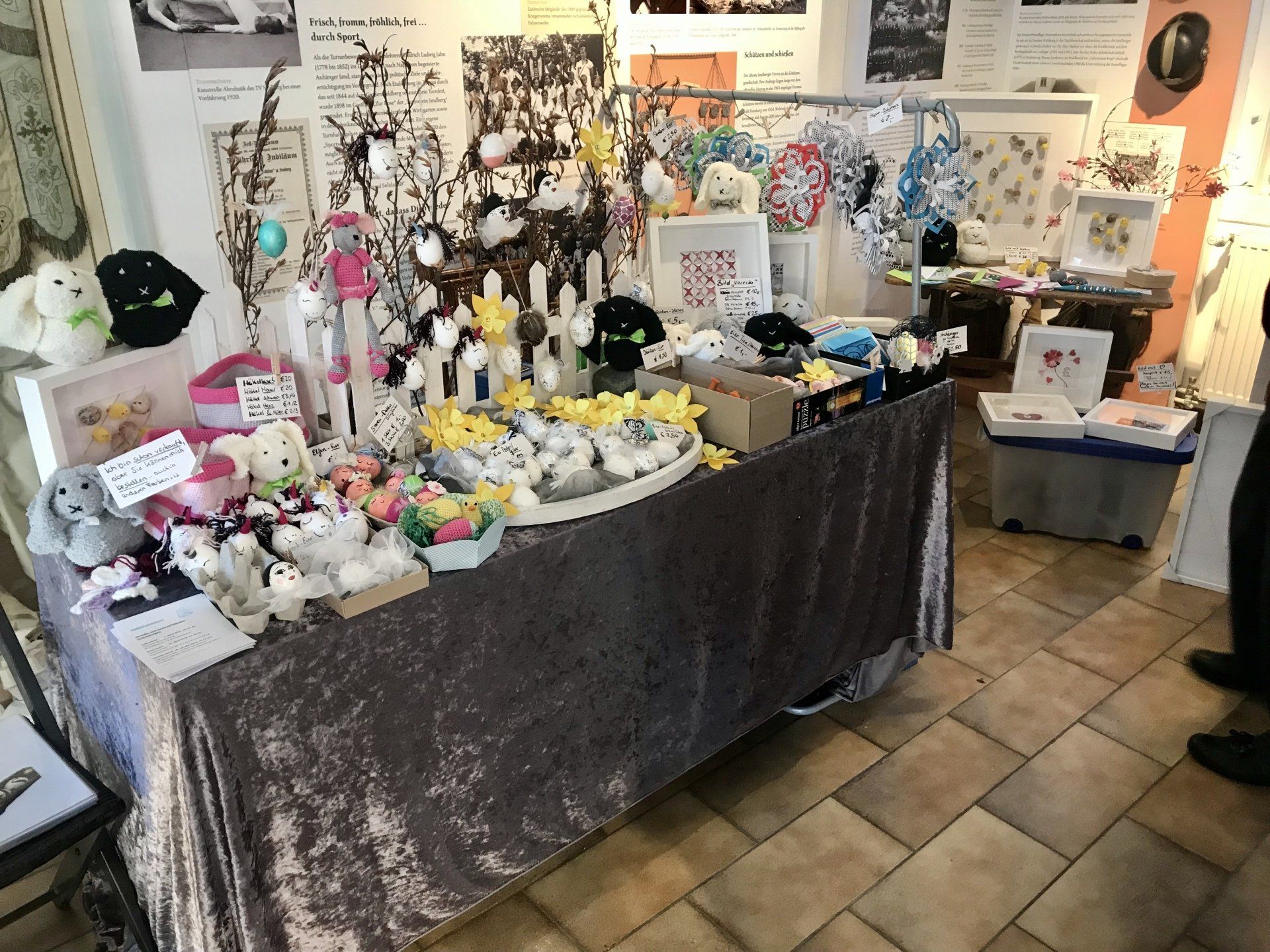 Verkaufstand auf dem Ostermarkt Ostermarkt, Heimatmuseum Seulberg, Friedrichsdorf, Kleine Kunstwerke, Harlekin, Ostereier, Hasen, Origami