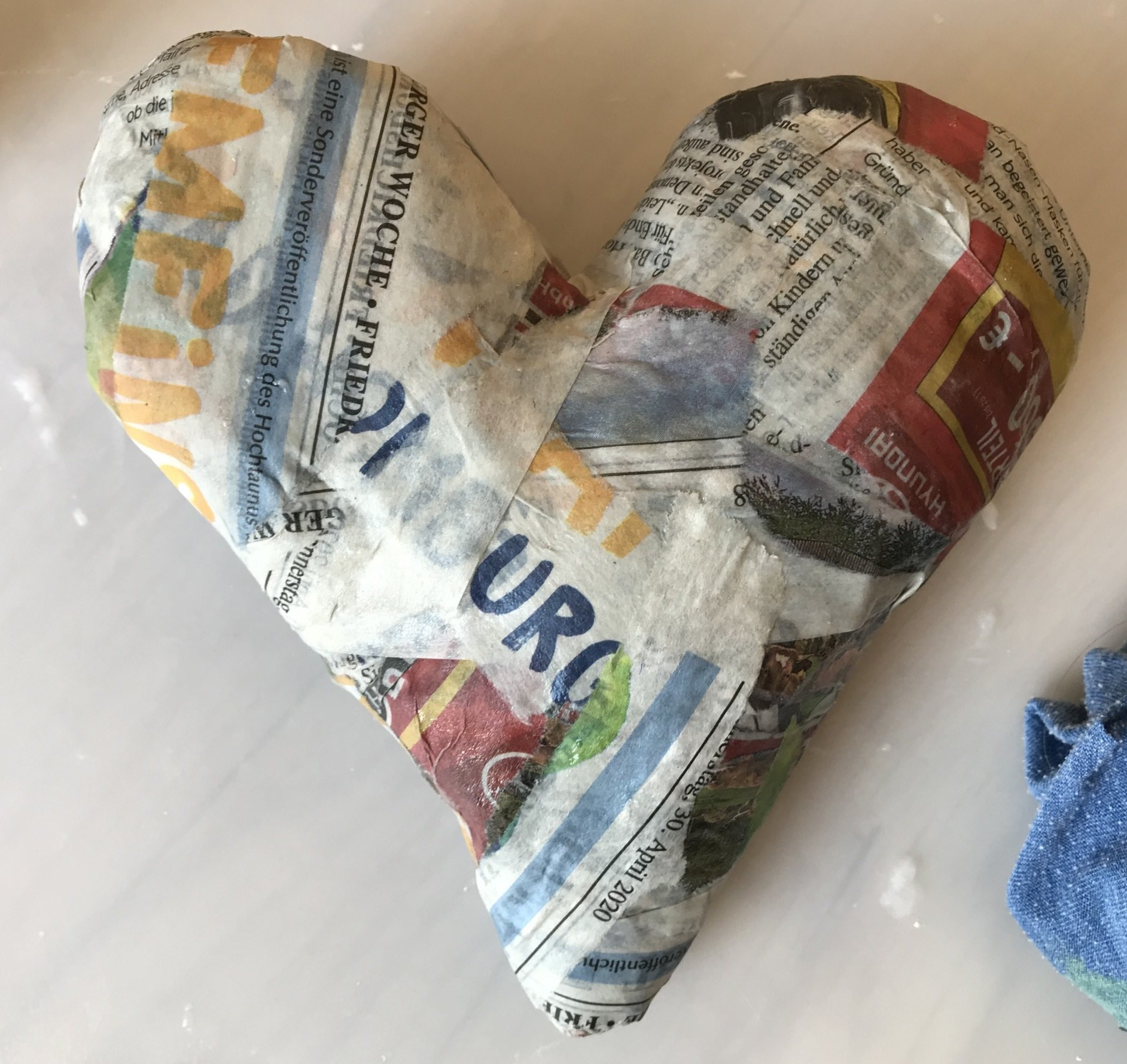 Herz aus Pappmaschee - je nach Wunschgröße herstellbar - auch als Blumenstecker denkbar Pappmasche Herz Kunstobjekt Kunst Kleister www.kunst-querbeet.de