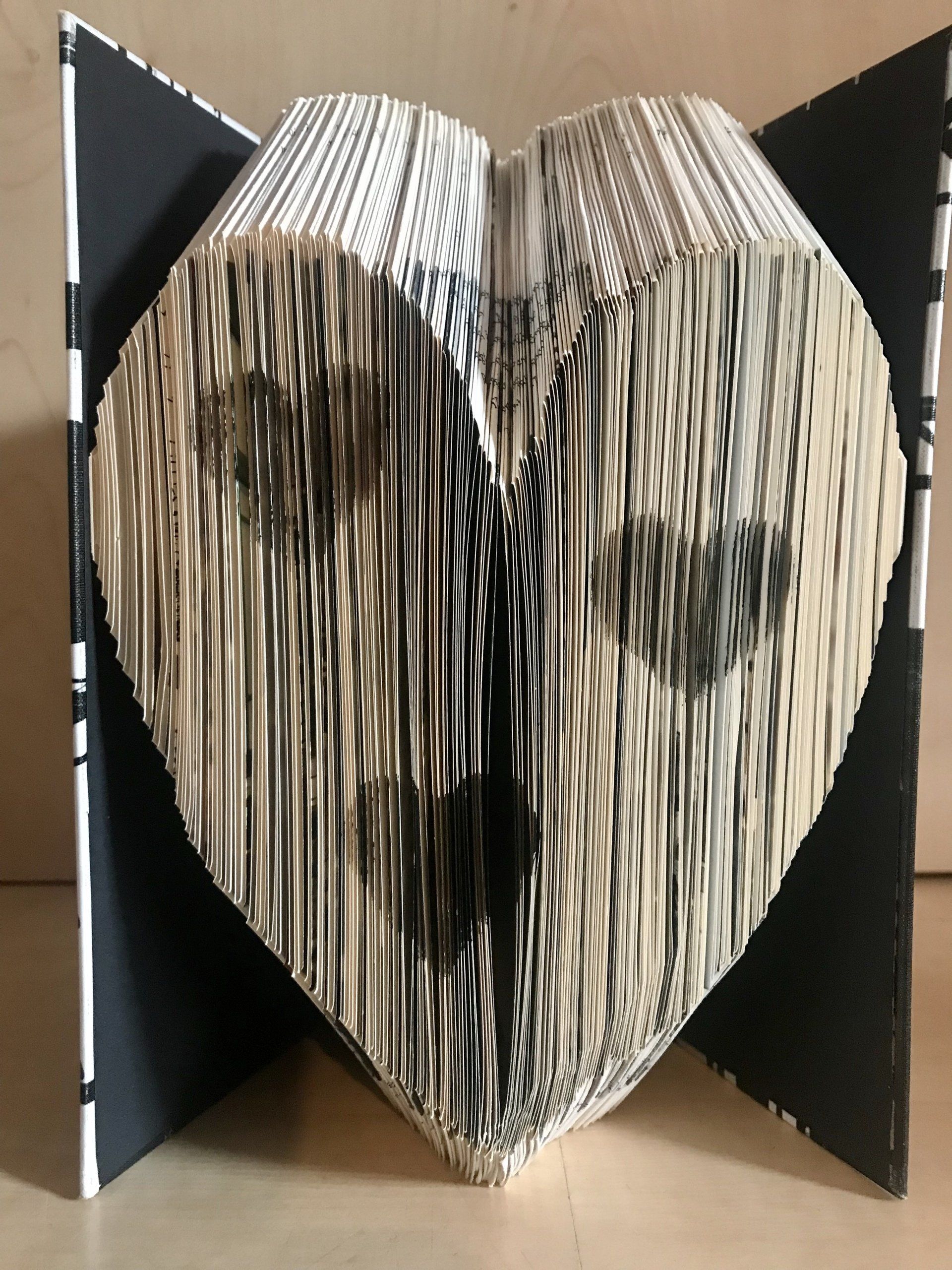 Herz-Kunstobjekt aus einem alten Buch Book-upcycling, altes Buch, Falttechnik Herz, Hochzeit, schwarz, Geschenk, Brys