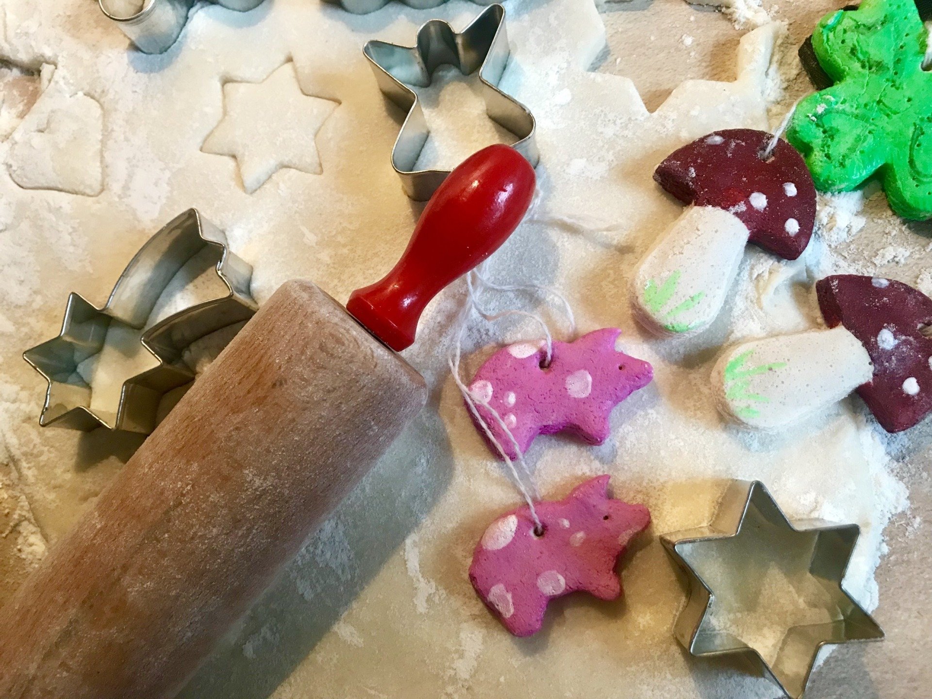 Salzteig Anhänger Weihnachten Ausstecher Backen fambinis Nicole Brys basteln Kunst querbeet Friedrichsdorf