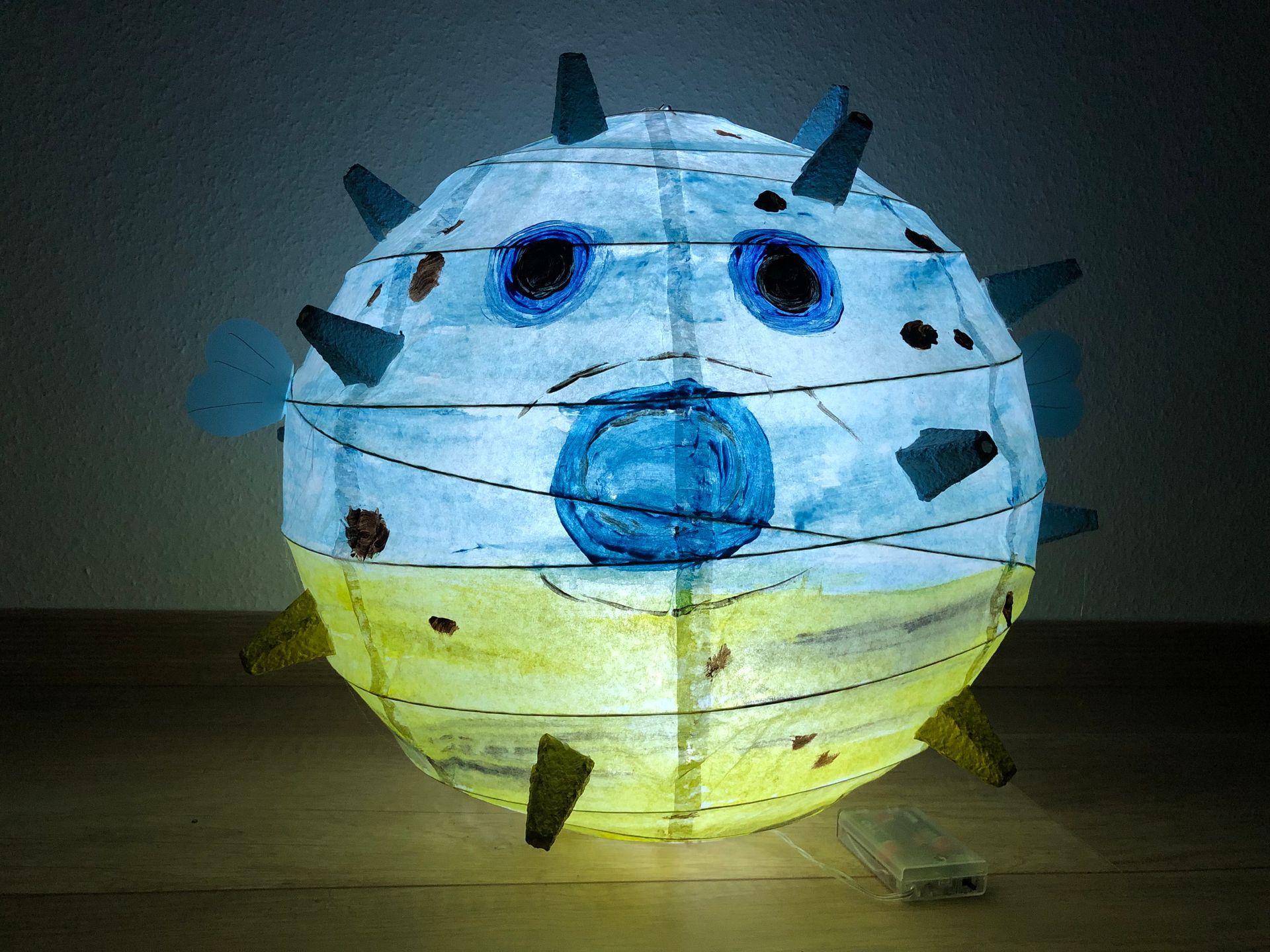 Zimmerlampe Kugelfisch Kreativkurs fambinis Friedrichsdorf Zimmerlampe Kugelfisch Kunst-querbeet Kinder-Kreativkurs