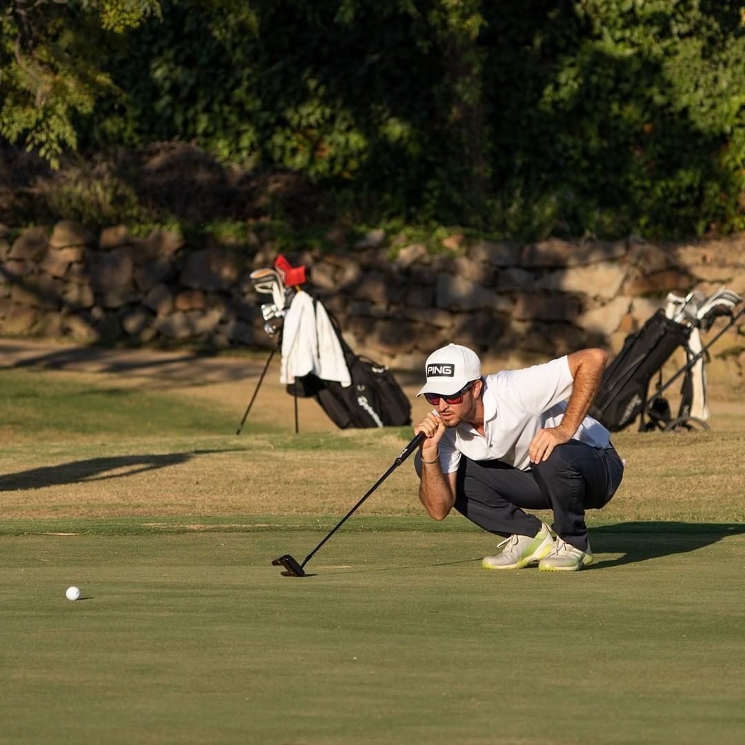 golfer lining up a put using golf technoloy