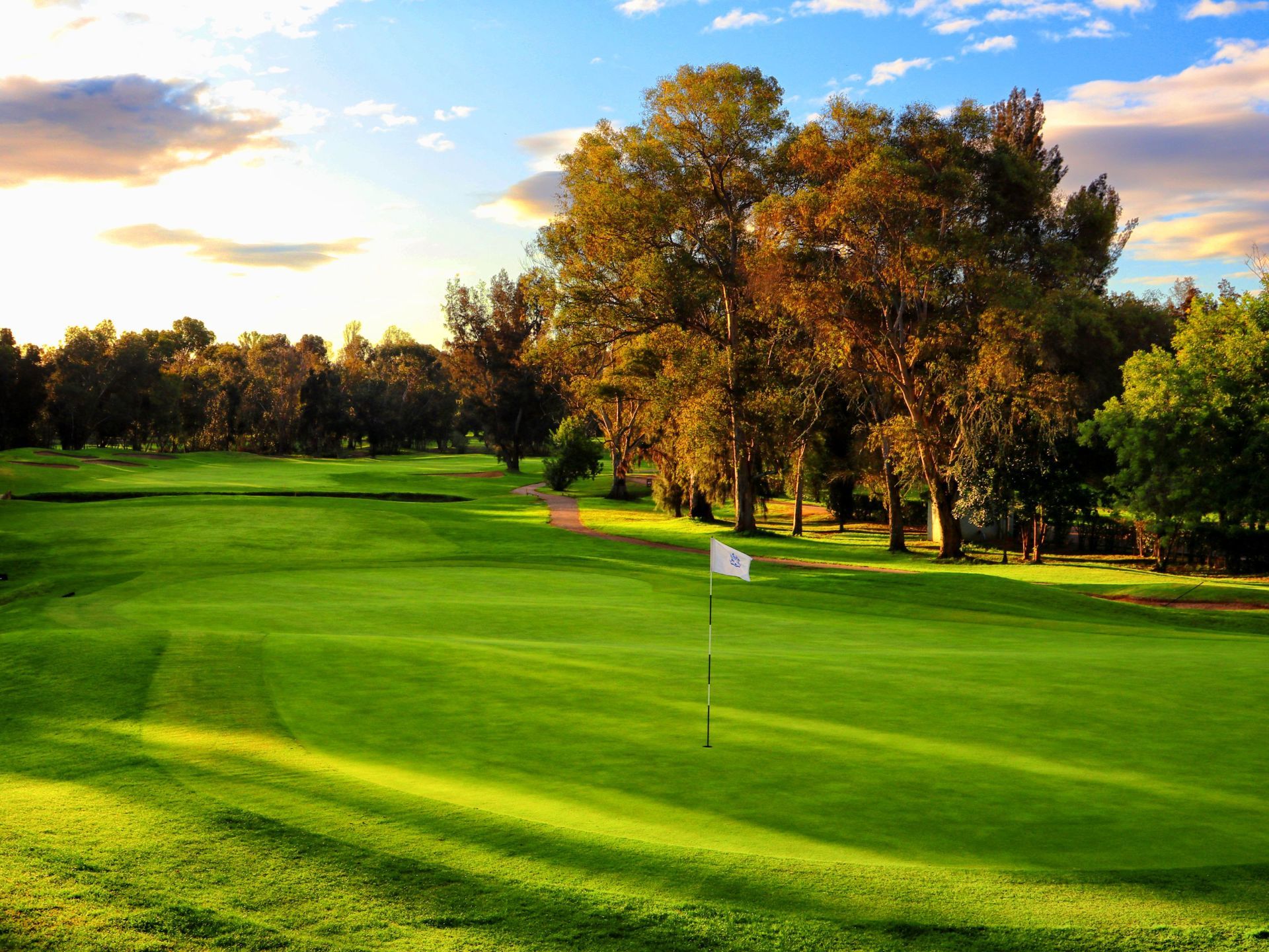 Discover the top 10 golf courses to play in Portugal, offering exceptional challenges and stunning s