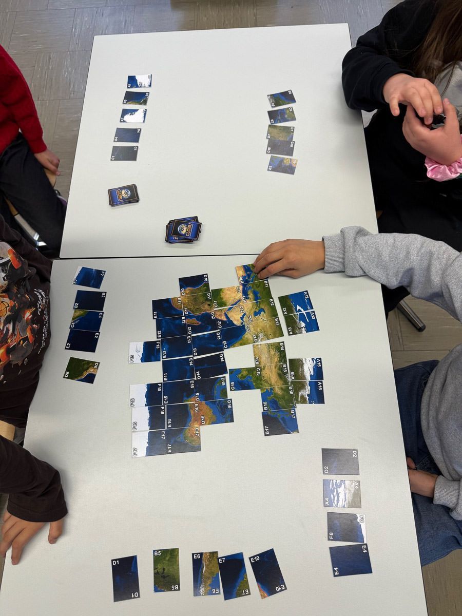 GLOBU Weltkarten-Kartenspiel: Karten im Raster anlegen und räumliche Orientierung aufbauen.