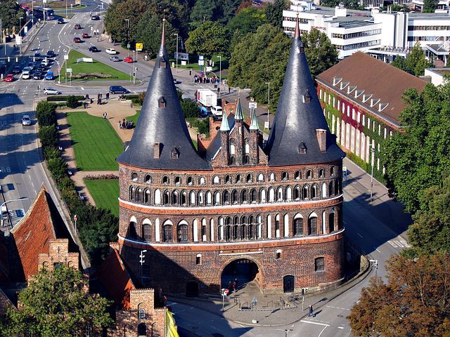 Das Lübecker Holstentor ist das bekannteste Wahrzeichen der mittelalterlichen Hansestadt. Die historische Altstadt kann man sehr gut zu Fuß erkunden.