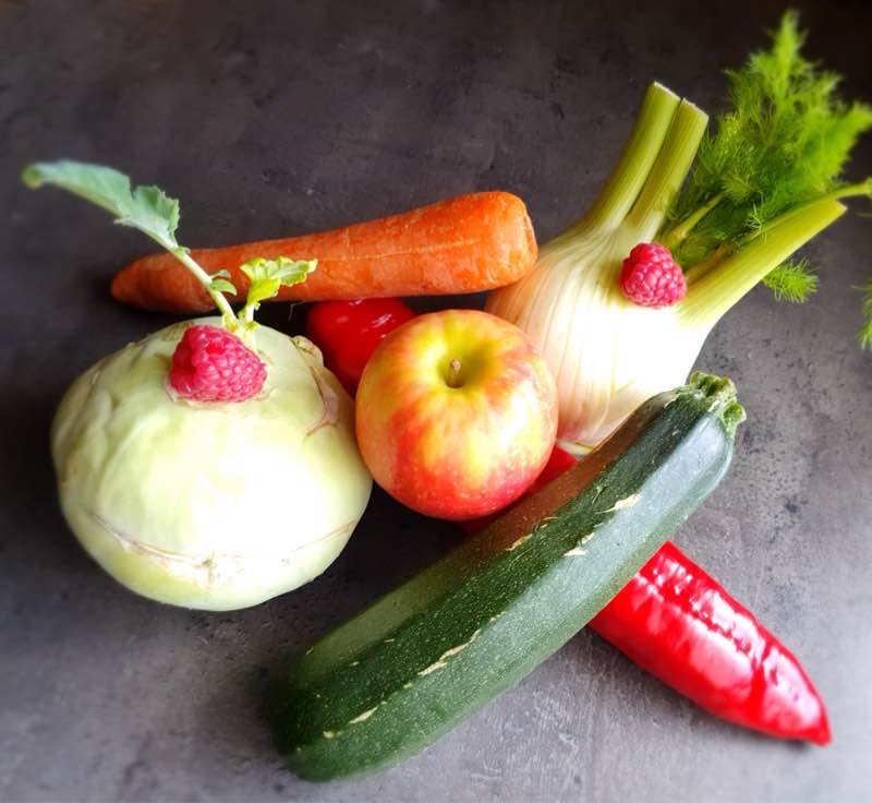 Gesundes Obst und Gemüse als Leckerliersatz für Hunde