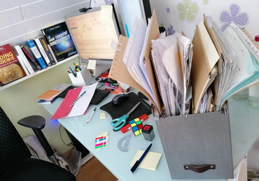 Ordnungsservice Chaos auf dem Schreibtisch