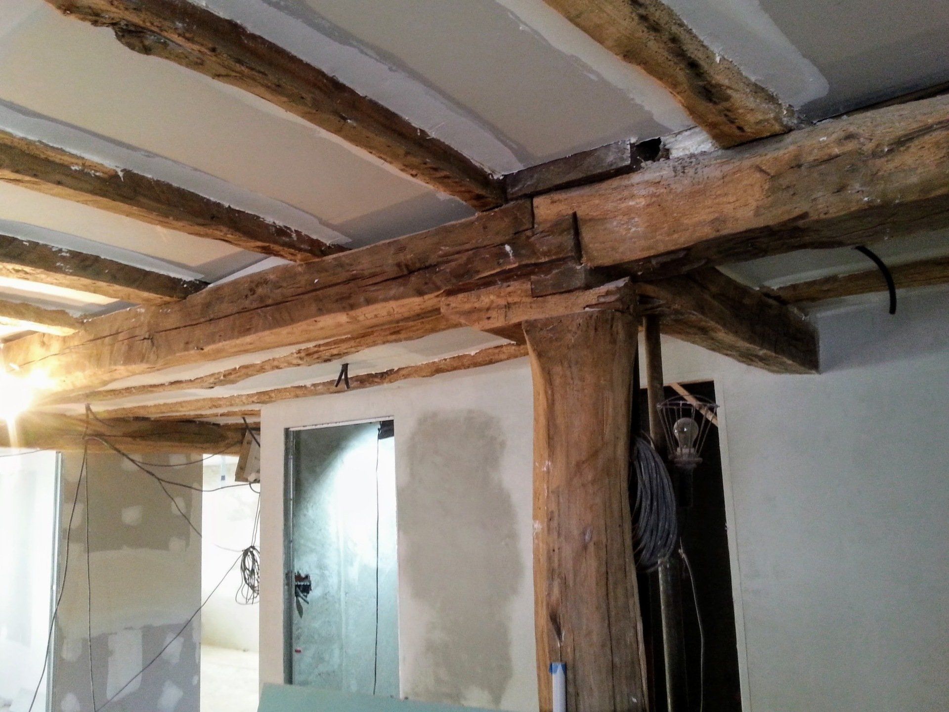 Proyecto de arquitectura para instalación de ascensor y reformas en el portal.