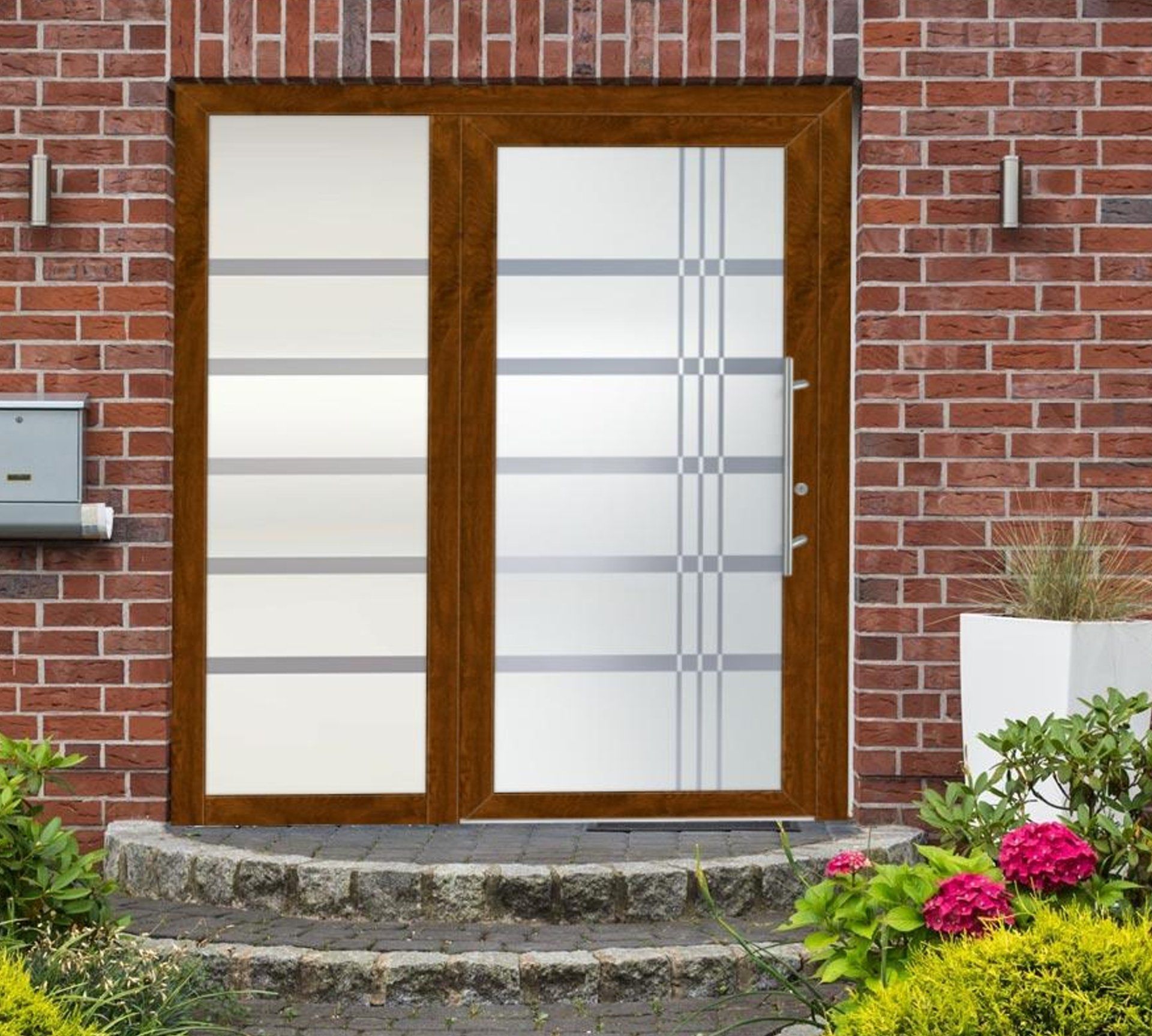 Ganzglastür, Haustür mit Verglasung, Haustürrahmen Nußbaum dekor