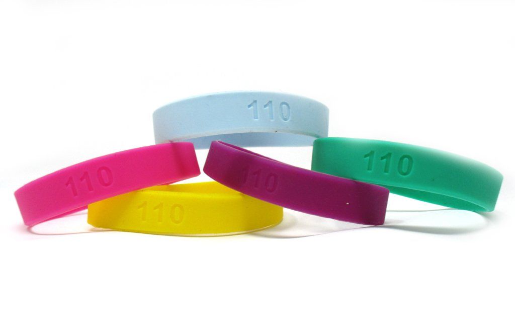 tiefgeprägte Silikonarmbänder