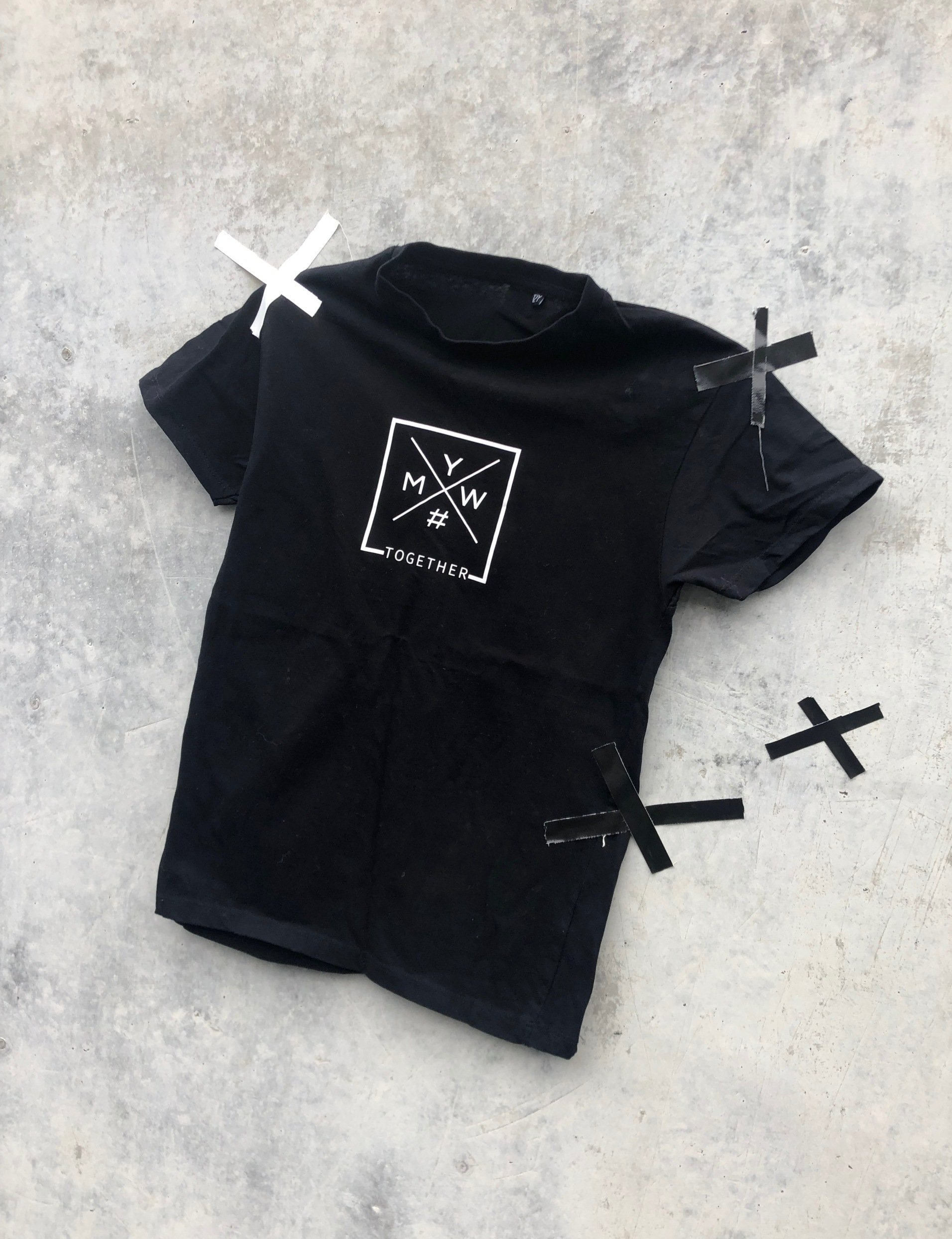 Das MYW #TOGETHER Shirt zu einer lässigen Jeans und einer Pop Base Cuff kombiniert, macht den perfekten Street Style aus. Stylisch, modern für Jungs und Mädchen. 100% Baumwolle Erhältlich in Weiß und Schwarz Waschtemperatur maximal 30°C Links bügeln Nicht für den Trockner geeignet Verkörpere den MEYOUWE Gedanke und lass uns teilhaben an Deinen coolen Abenteuern, outdoor Aktivitäten und ehrenamtlichen Aktionen auf Instagram unter #meyouwefashion