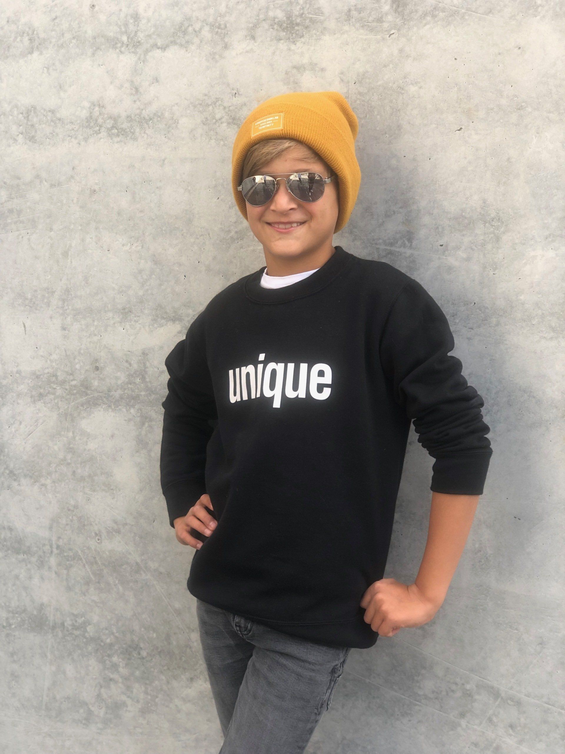 Be UNIQUE - lass es die Welt sehen: Du bist einzigartig und wunderba! Hole Dir den Pullover in einem tiefschwarz mit weißer Schrift. Ideal für kühlere Tage. Stylisch, modern für Jungs und Mädchen. Be a part of the MEYOUWE Fashion community! Baumwoll-Polyester-Mischung Erhältlich in Schwarz Waschtemperatur maximal 30°C Links bügeln Nicht für den Trockner geeignet Verkörpere den MEYOUWE Gedanke und lass uns teilhaben an Deinen coolen Abenteuern, outdoor Aktivitäten und ehrenamtlichen Aktionen auf Instagram unter #meyouwefashion