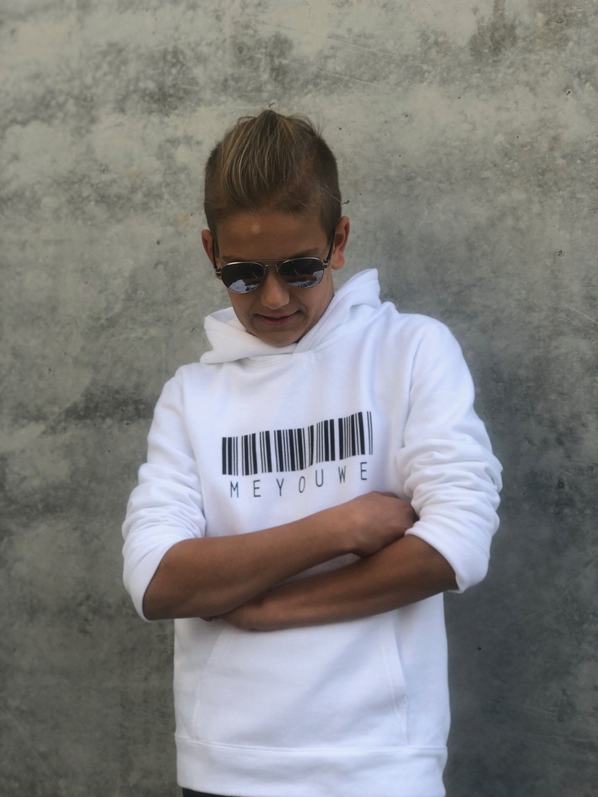 Manege frei für den coolen BARCODE Hoodie. Der passt immer und überall. Einfach mit einer coolen Snapback oder einer Pop Base Cuff kombinieren und der Look ist perfekt. Der perfekte Street Style für Jungs und Mädchen. Baumwoll-Polyester-Mischung Erhältlich in Weiß und Schwarz Waschtemperatur maximal 30°C Links bügeln Nicht für den Trockner geeignet Verkörpere den MEYOUWE Gedanke und lass uns teilhaben an Deinen coolen Abenteuern, outdoor Aktivitäten und ehrenamtlichen Aktionen auf Instagram unter #meyouwefashion
