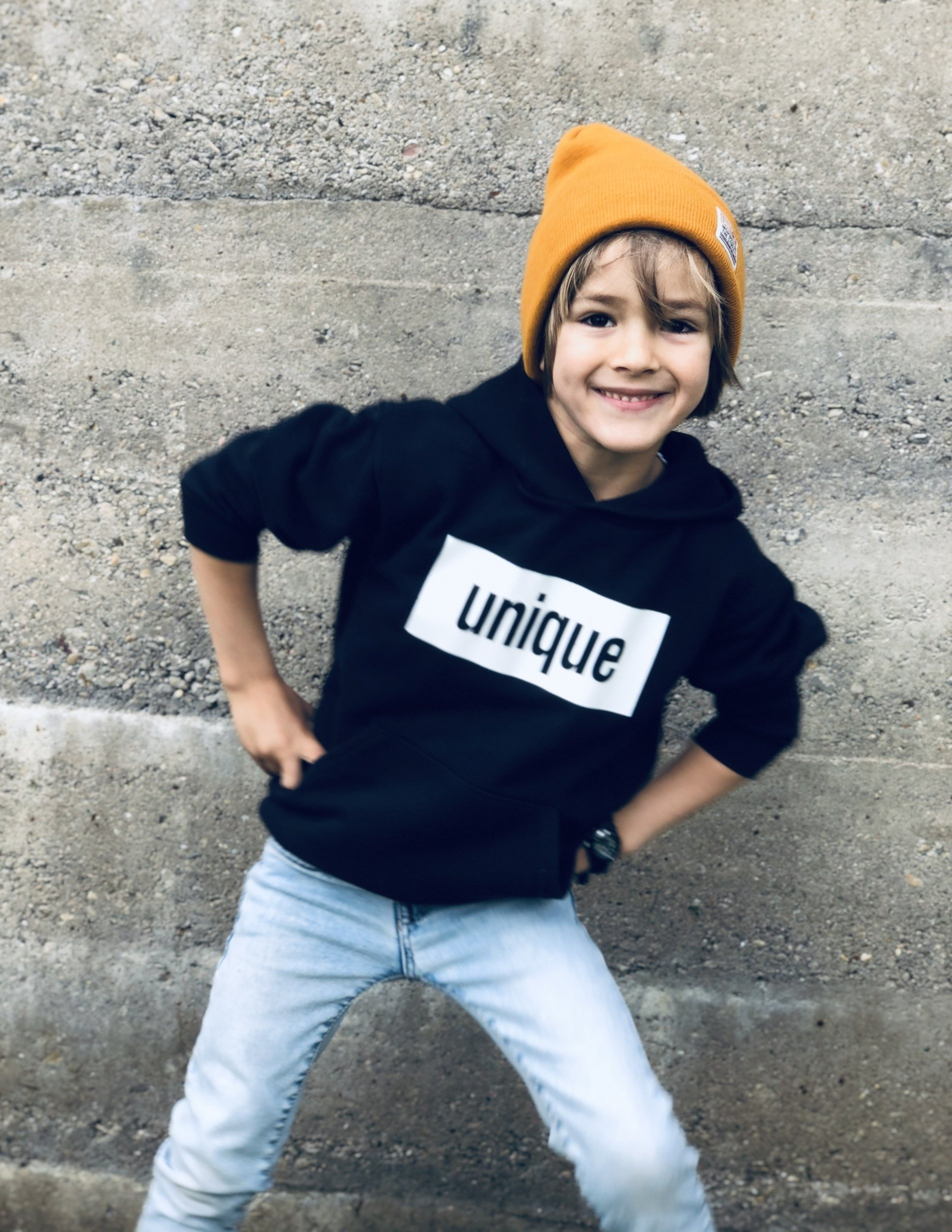 Du bist UNIQUE. Zeige Deine Einzigartigkeit - lass Dein Licht strahlen. Baumwoll-Polyester-Mischung Erhältlich in Schwarz Waschtemperatur maximal 30°C Links bügeln Nicht für den Trockner geeignet Verkörpere den MEYOUWE Gedanke und lass uns teilhaben an Deinen coolen Abenteuern, outdoor Aktivitäten und ehrenamtlichen Aktionen auf Instagram unter #meyouwefashion