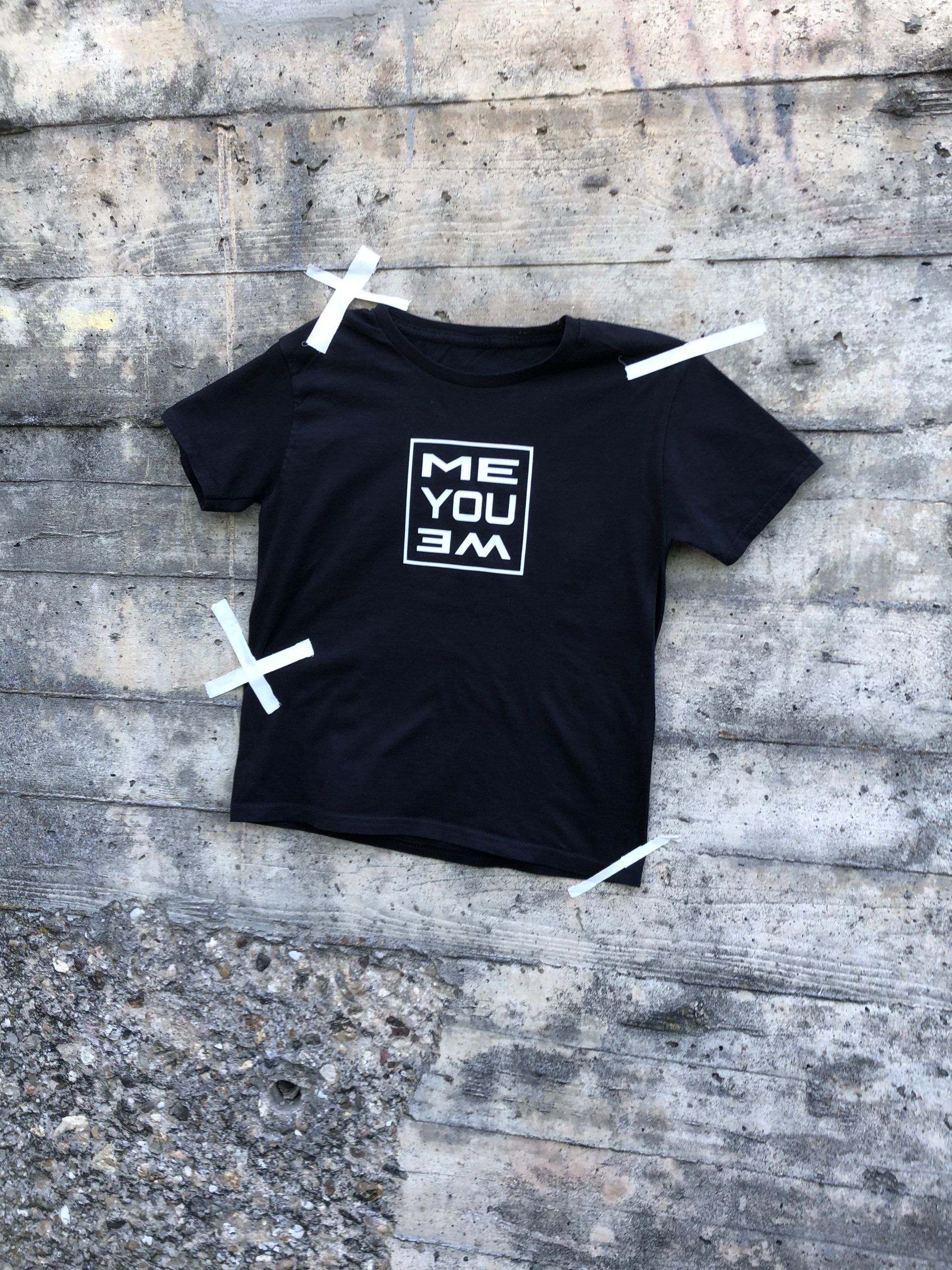 Das Must-have in unserer Kollektion ist das MEYOUWE T-Shirt in weiß oder schwarz. Ideal für jeden Tag. Stylisch, modern für Jungs und Mädchen. Sei Teil der MEYOUWE Familie. 100% Baumwolle Erhältlich in Weiß und Schwarz Waschtemperatur maximal 30°C Links bügeln Nicht für den Trockner geeignet Verkörpere den MEYOUWE Gedanke und lass uns teilhaben an Deinen coolen Abenteuern, outdoor Aktivitäten und ehrenamtlichen Aktionen auf Instagram unter #meyouwefashion