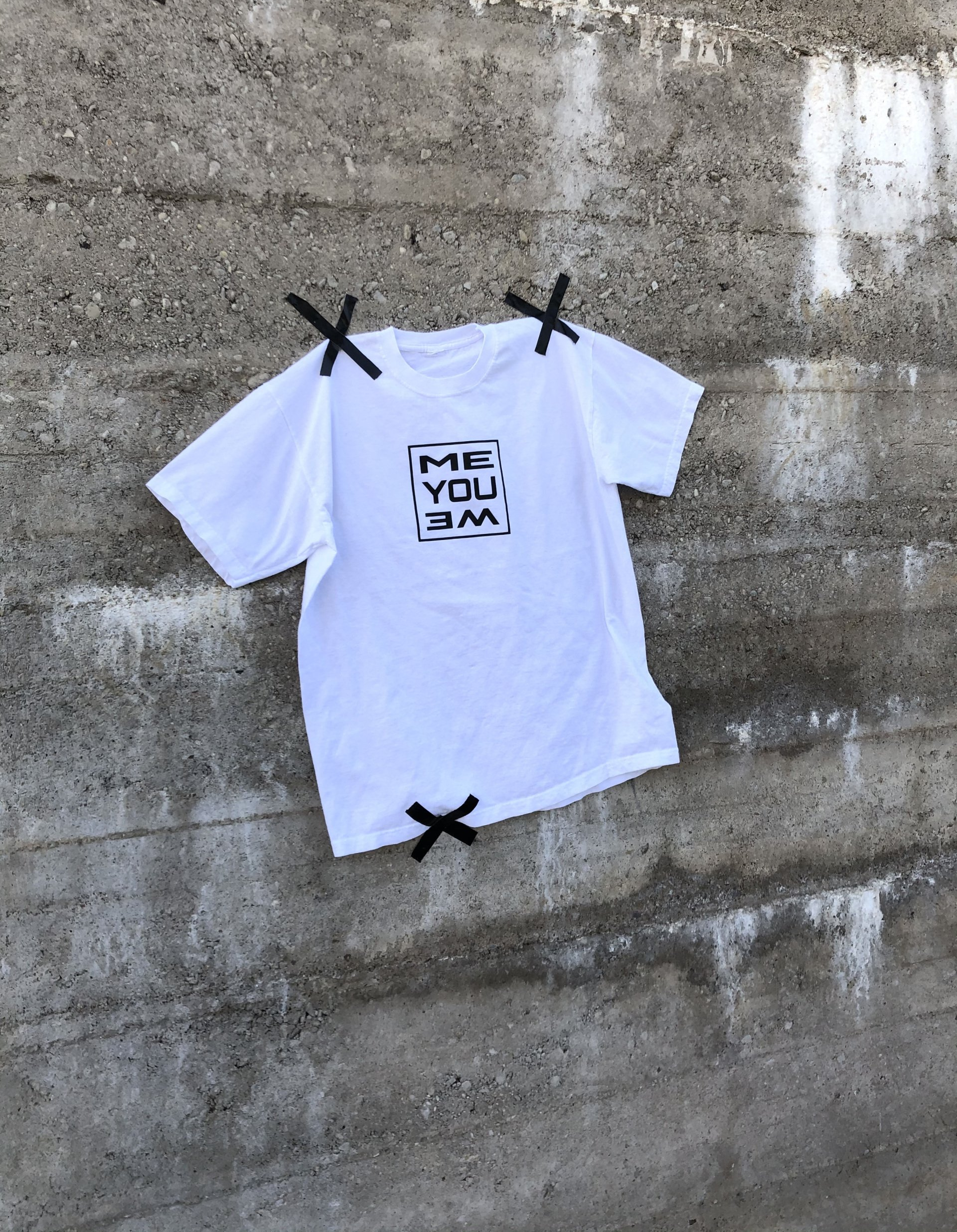 Das Must-have in unserer Kollektion ist das MEYOUWE T-Shirt in weiß oder schwarz. Ideal für jeden Tag. Stylisch, modern für Jungs und Mädchen. Sei Teil der MEYOUWE Familie. 100% Baumwolle Erhältlich in Weiß und Schwarz Waschtemperatur maximal 30°C Links bügeln Nicht für den Trockner geeignet Verkörpere den MEYOUWE Gedanke und lass uns teilhaben an Deinen coolen Abenteuern, outdoor Aktivitäten und ehrenamtlichen Aktionen auf Instagram unter #meyouwefashion