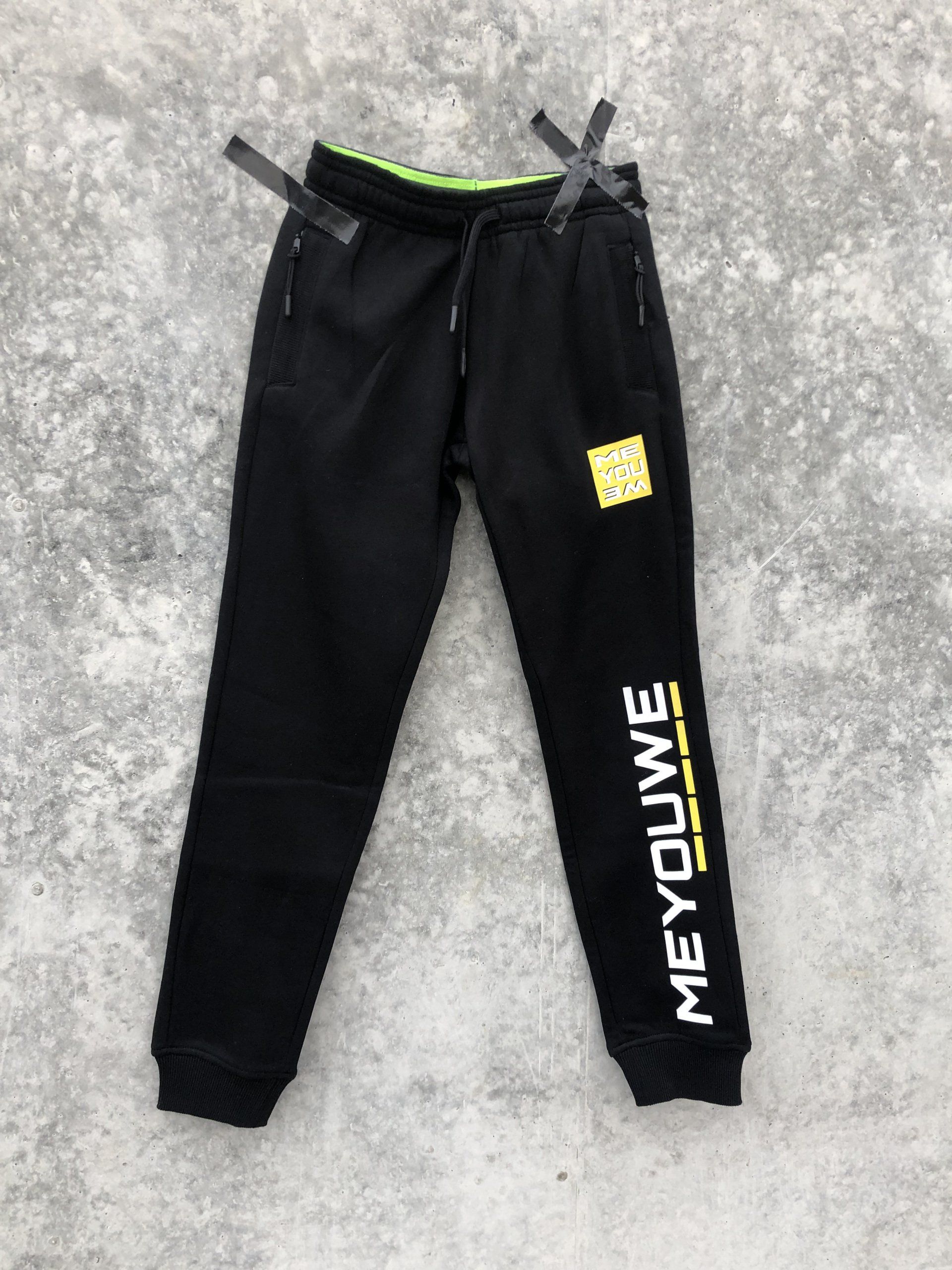 Das Must-have in unserer Kollektion ist die MEYOUWE Sweatpants mit coolem Aufdruck. Für alle die es bequem mögen. Ideal für jeden Tag. Stylisch, modern für Jungs und Mädchen. Sei Teil der MEYOUWE Familie. Details 100% Baumwolle Erhältlich in Schwarz Waschtemperatur maximal 30°C Links bügeln Nicht für den Trockner geeignet Verkörpere den MEYOUWE Gedanke und lass uns teilhaben an Deinen coolen Abenteuern, outdoor Aktivitäten und ehrenamtlichen Aktionen auf Instagram unter #meyouwefashion