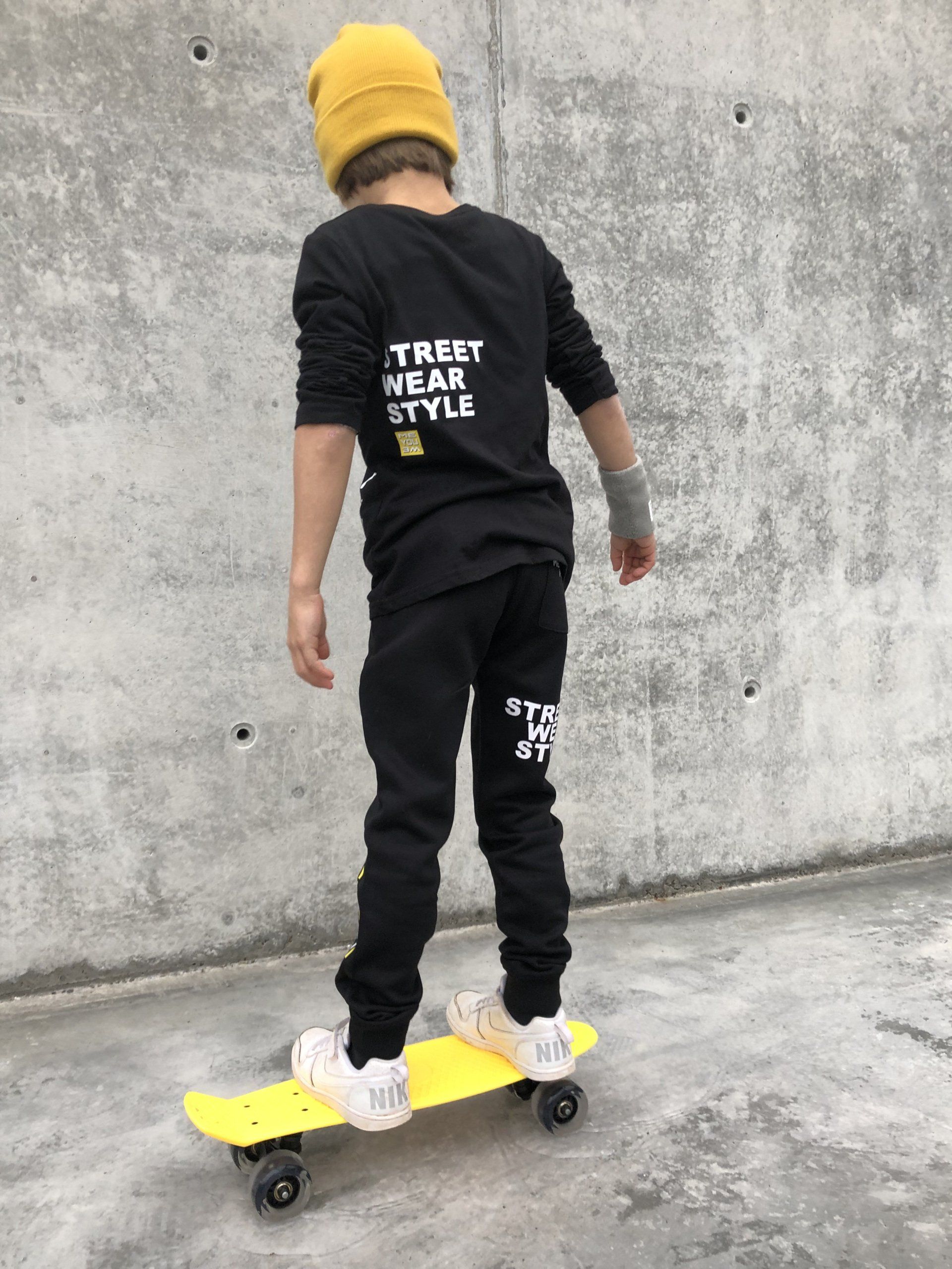 Manege frei für den coolen BARCODE Hoodie. Der passt immer und überall. Einfach mit einer coolen Snapback oder einer Pop Base Cuff kombinieren und der Look ist perfekt. Der perfekte Street Style für Jungs und Mädchen. Baumwoll-Polyester-Mischung Erhältlich in Weiß und Schwarz Waschtemperatur maximal 30°C Links bügeln Nicht für den Trockner geeignet Verkörpere den MEYOUWE Gedanke und lass uns teilhaben an Deinen coolen Abenteuern, outdoor Aktivitäten und ehrenamtlichen Aktionen auf Instagram unter #meyouwefashion