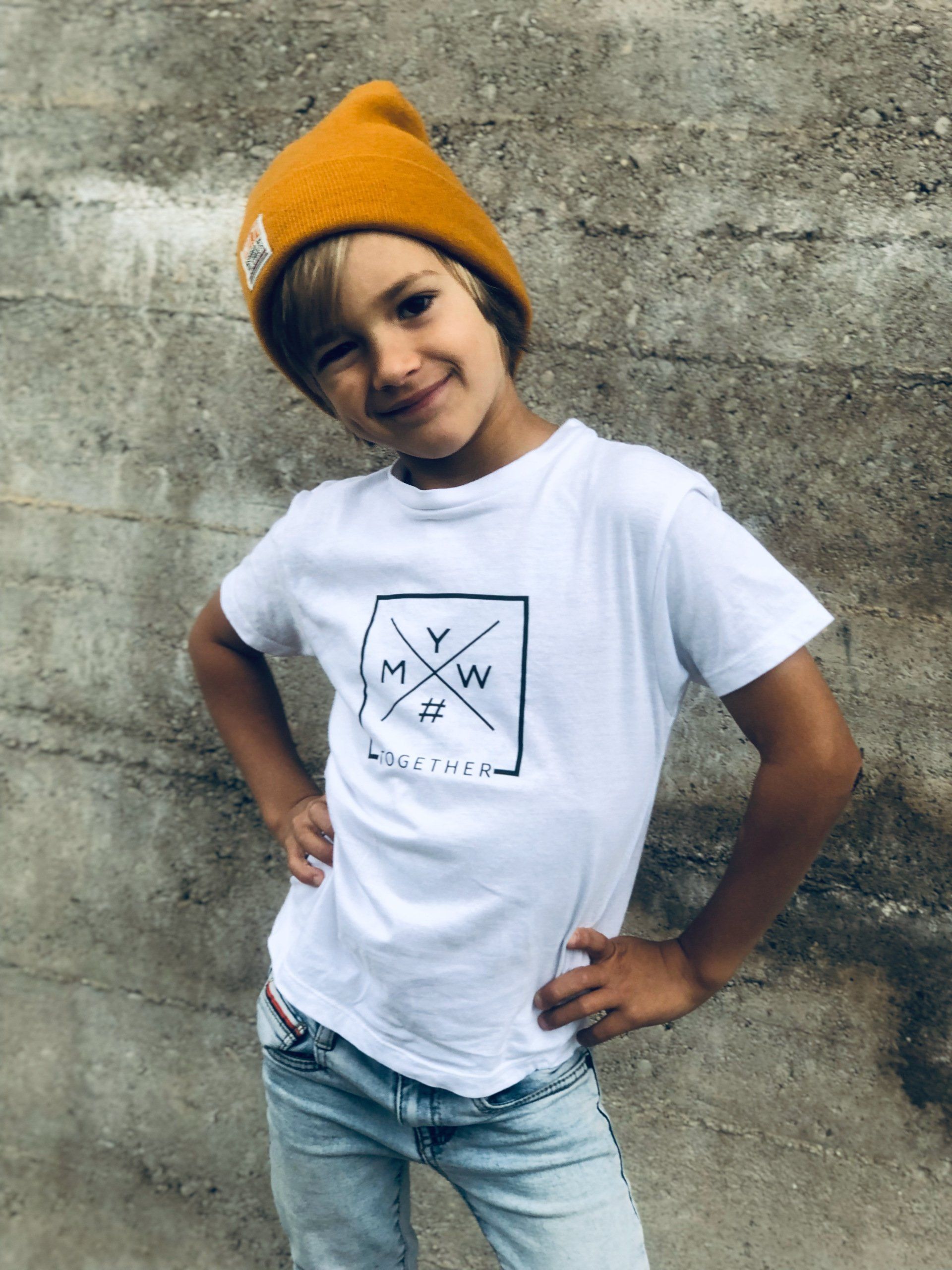 Das MYW #TOGETHER Shirt zu einer lässigen Jeans und einer Pop Base Cuff kombiniert, macht den perfekten Street Style aus. Stylisch, modern für Jungs und Mädchen. 100% Baumwolle Erhältlich in Weiß und Schwarz Waschtemperatur maximal 30°C Links bügeln Nicht für den Trockner geeignet Verkörpere den MEYOUWE Gedanke und lass uns teilhaben an Deinen coolen Abenteuern, outdoor Aktivitäten und ehrenamtlichen Aktionen auf Instagram unter #meyouwefashion