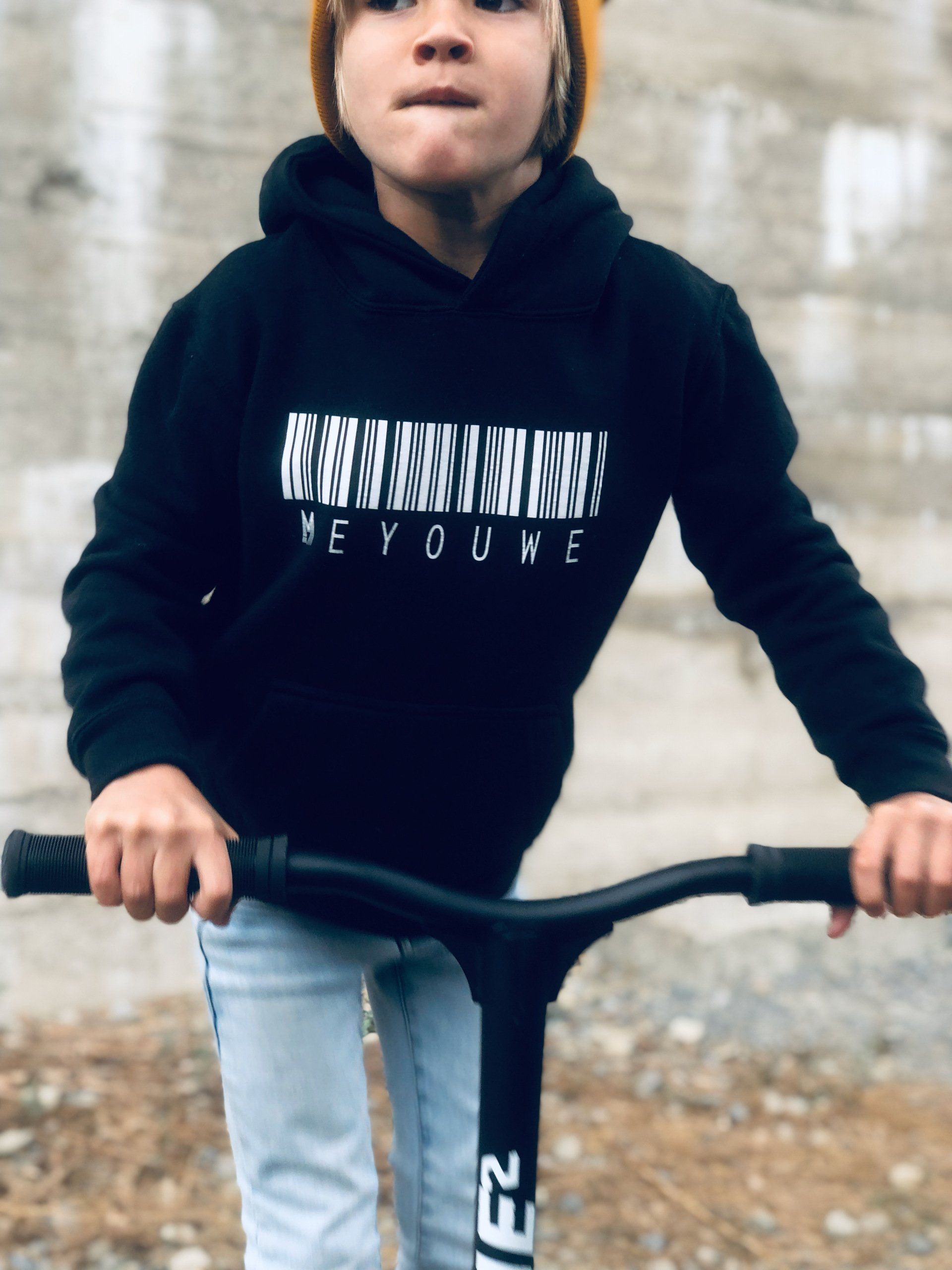 Manege frei für den coolen BARCODE Hoodie. Der passt immer und überall. Einfach mit einer coolen Snapback oder einer Pop Base Cuff kombinieren und der Look ist perfekt. Der perfekte Street Style für Jungs und Mädchen. Baumwoll-Polyester-Mischung Erhältlich in Weiß und Schwarz Waschtemperatur maximal 30°C Links bügeln Nicht für den Trockner geeignet Verkörpere den MEYOUWE Gedanke und lass uns teilhaben an Deinen coolen Abenteuern, outdoor Aktivitäten und ehrenamtlichen Aktionen auf Instagram unter #meyouwefashion