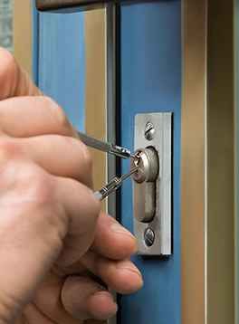 Un serrurier à du mal à percer la serrure