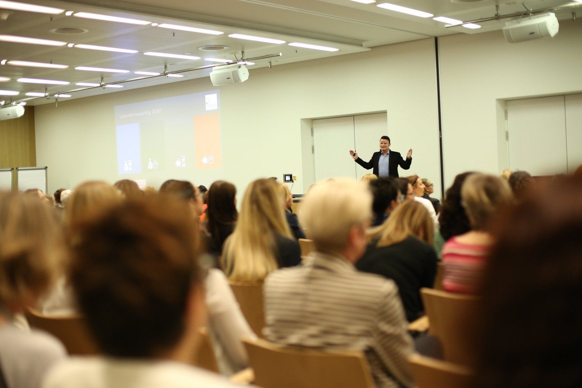 Bild: © working@office Vincent Grundke Careeratoffice-Frankfurt-Florian-Kunze-Speaker-Digitalisierung-Motivation-Querdenken-Vortrag-01