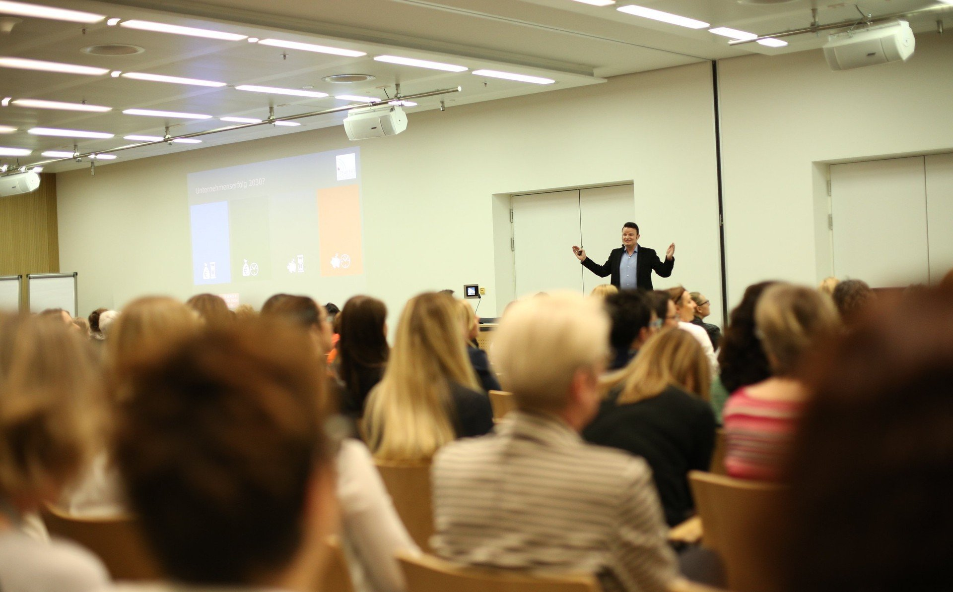 Bild: © working@office Vincent Grundke florian-kunze-speaker-redner-vortrag-business-profi-experte-digitalisierung-unternehmenserfolg-motivation-reise-um-die-welt-jetsetter-keynote-experte-logistik-cio-key-note-menschen-15