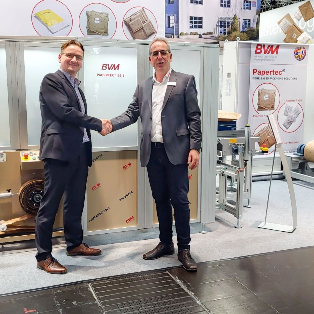 Geschäftsführer René Türpe gemeinsam mit Angela und Pamela Salvi von JPack