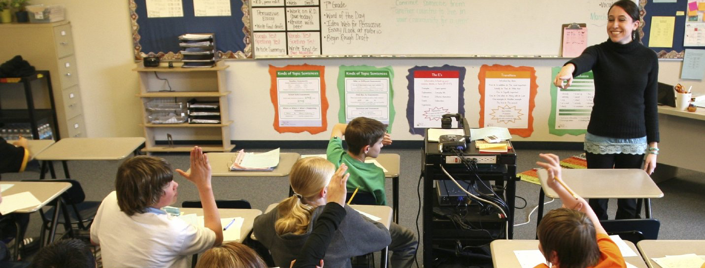 Mädchen mit kleiner Box in der Hand, im Hintergrund sind weitere Kinder zu erkennen
