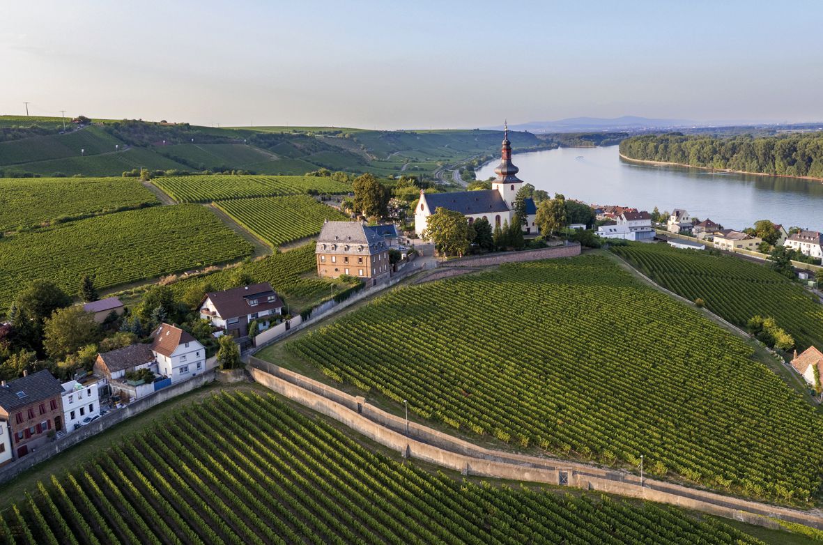 Luftaufnahme des Rhein Knicks mit der Kilianskirche im Vordergrund Luftaufnahme des Rhein Knicks mit der Kilianskirche im Vordergrund