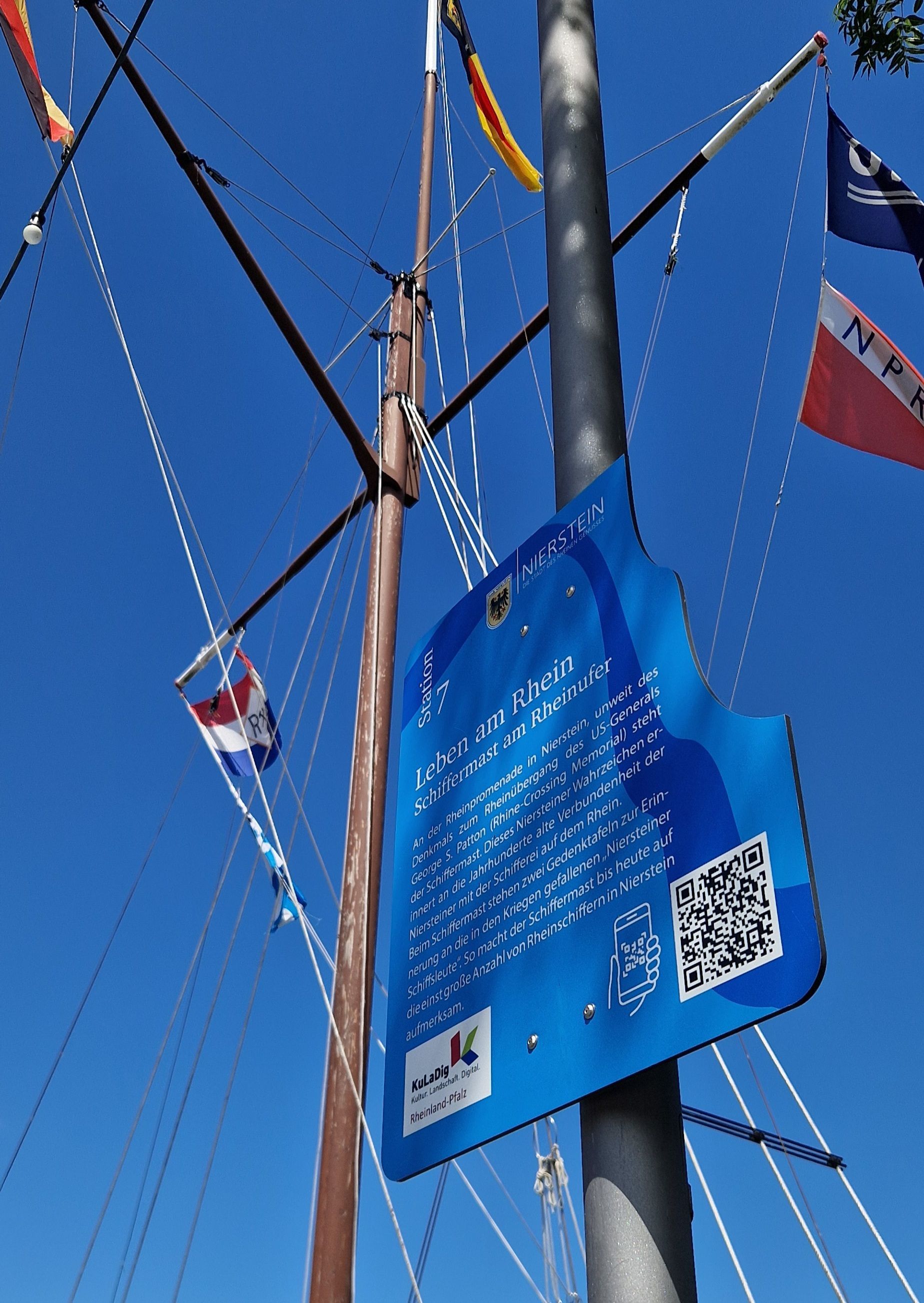 Niersteiner Schiffermast mit KuLaDig Informationsschild Niersteiner Schiffermast mit KuLaDig Informationsschild