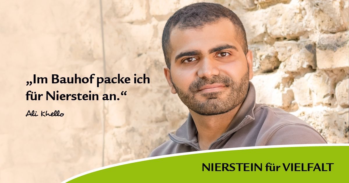 Plakat Nierstein für Vielfalt mit einem Mann der vor einer natursteinwand in die Kamera schaut. Plakat Nierstein für Vielfalt mit einem Mann der vor einer natursteinwand in die Kamera schaut.