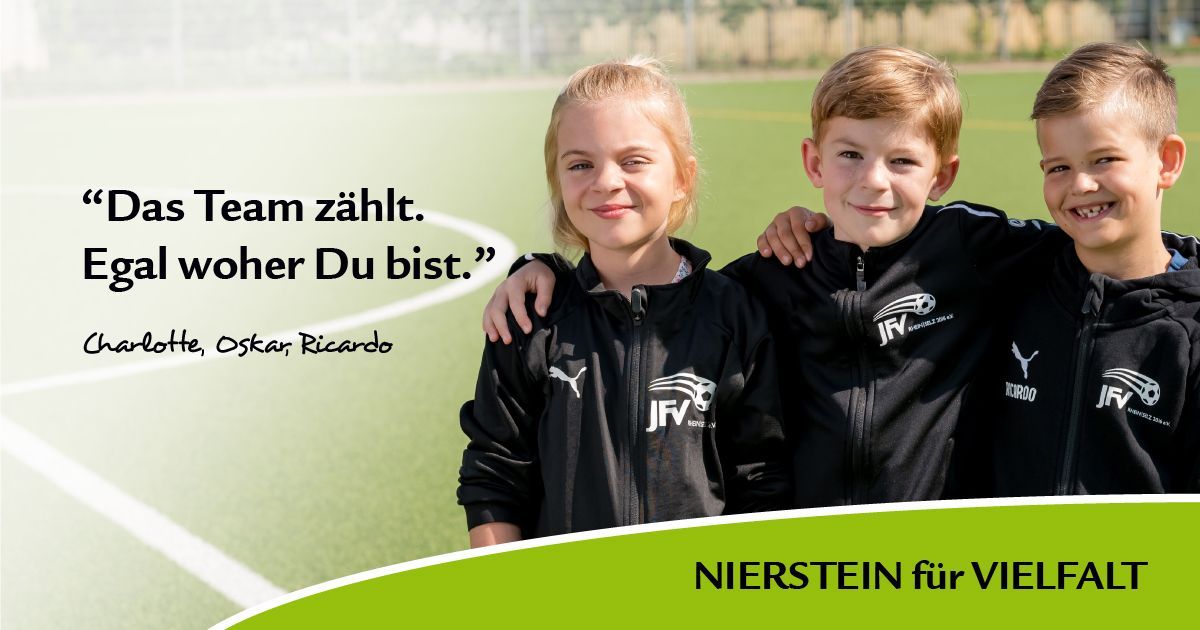Plakat Nierstein für Vielfalt mit 3 Kindern und einem Sportfeld im Hintergrund die in die Kamera schauen und die Hände auf den Schultern haben. Plakat Nierstein für Vielfalt mit 3 Kindern und einem Sportfeld im Hintergrund die in die Kamera schauen und die Hände auf den Schultern haben.