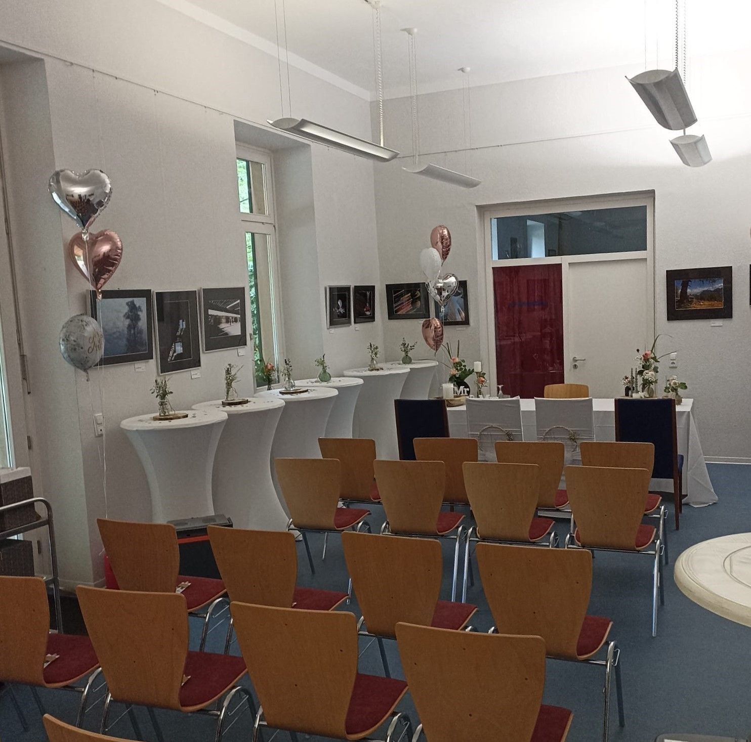 Raum mit einigen Stühlen in Richtung eines Tisches ausgerichtet Raum mit einigen Stühlen in Richtung eines Tisches ausgerichtet