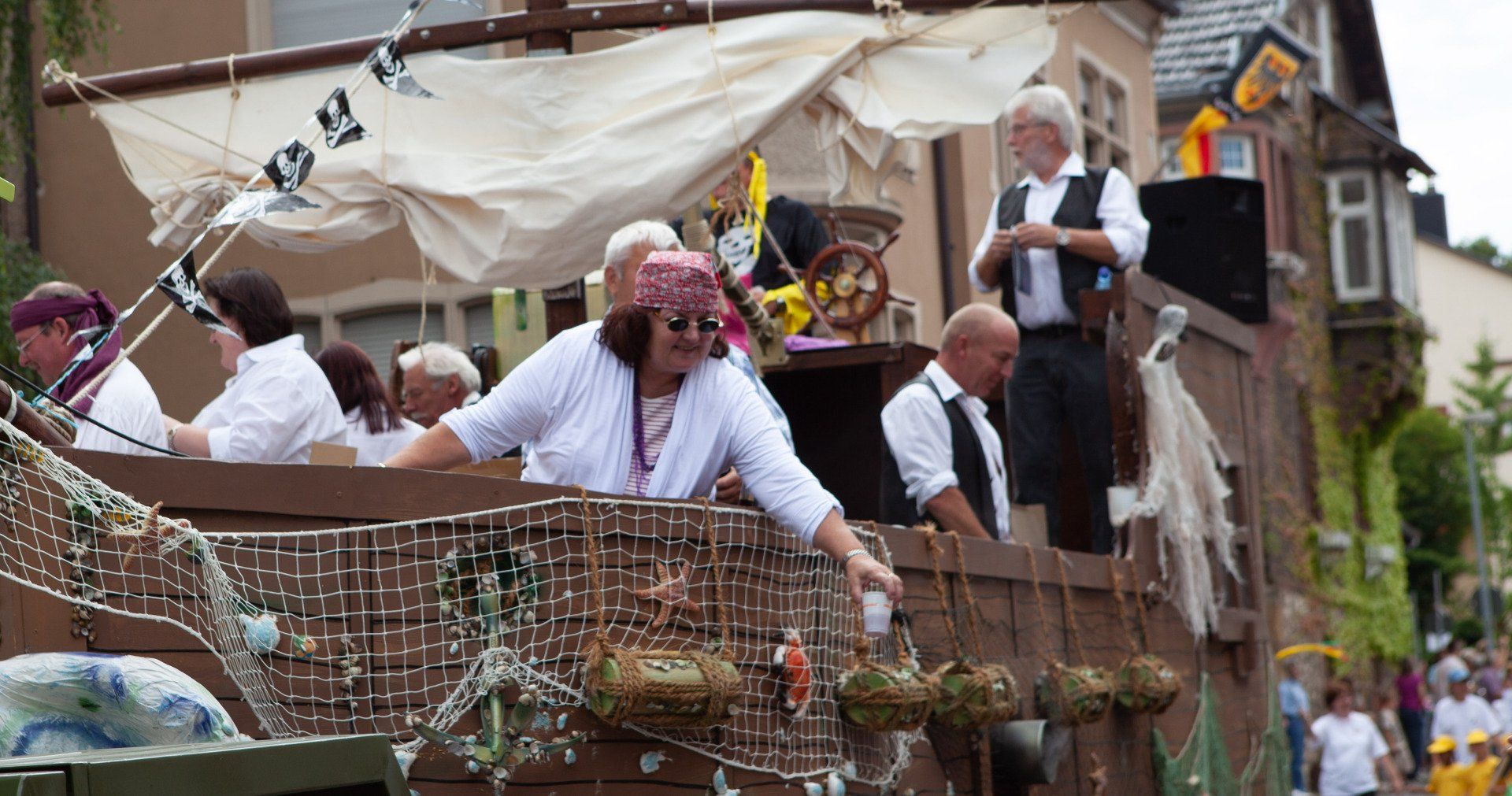 Aufnahme eines Fest Umzugswagens,wo Geschenke herunter gegeben werden