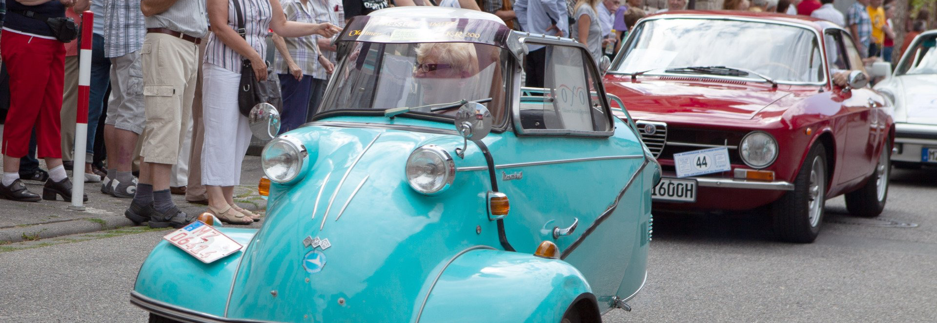 Ein Musik während eines Umzugs mit Publikum am Straßenrand