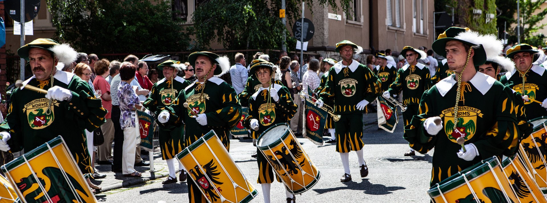 Ritter Hund mit einem Weinglas (Römer)