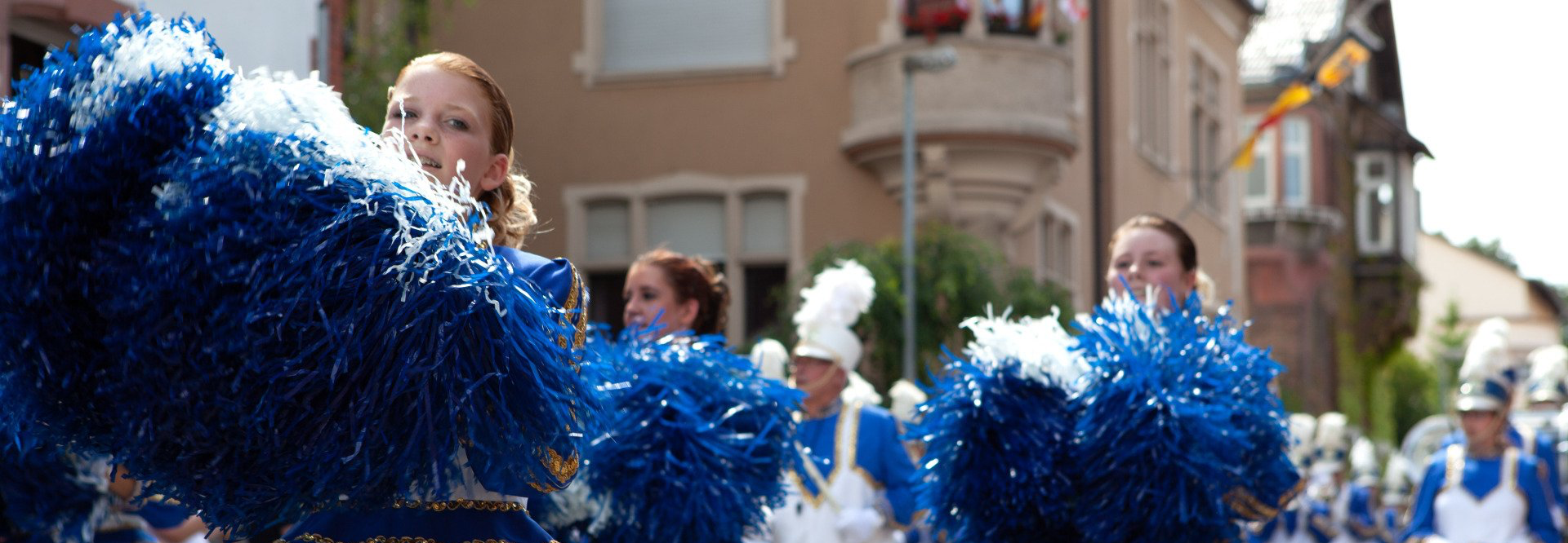 Musikzug der Stadt Worms im Vordergrund Trommler im Hintergrund, Trompeter