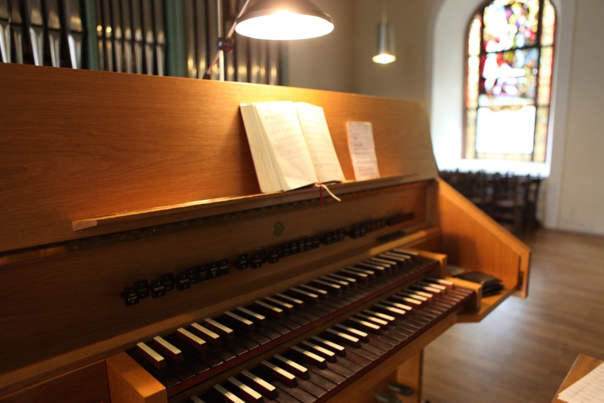 Die Tastatur einer Kirchenorgel