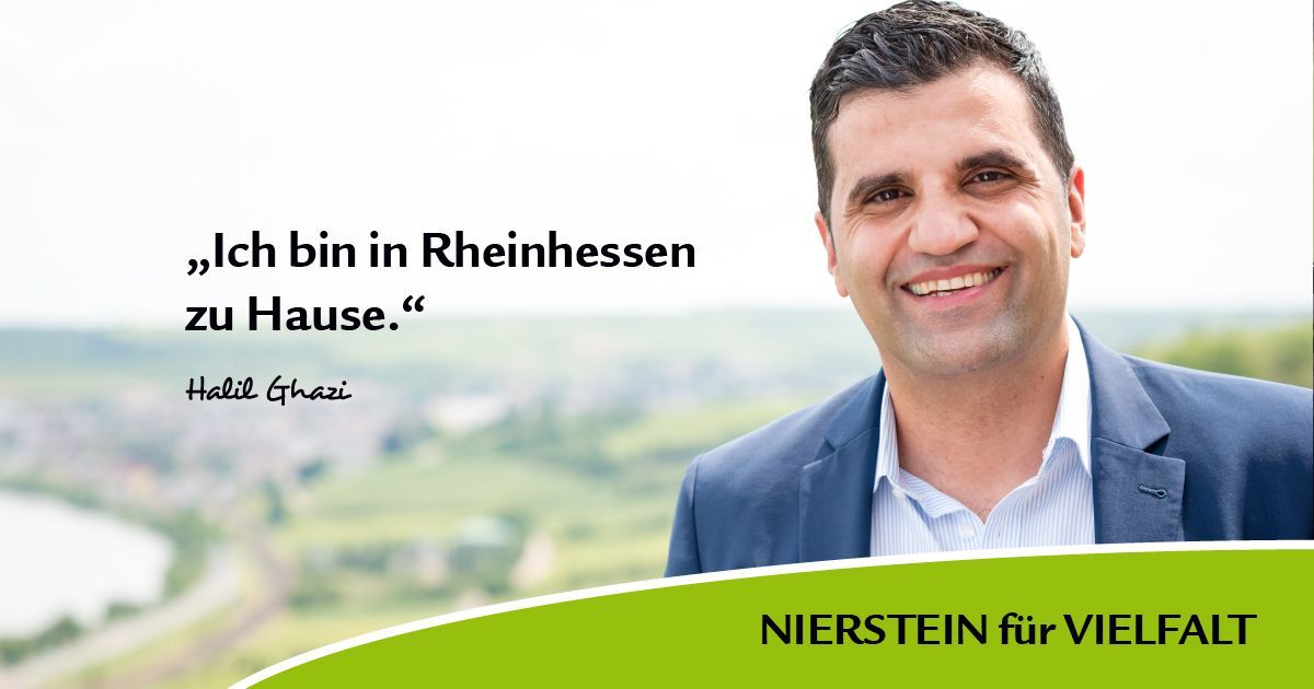 Plakat Nierstein für Vielfalt mit einem Mann der vor Nierstein im Hintergrund in die Kamera schaut. Plakat Nierstein für Vielfalt mit einem Mann der vor Nierstein im Hintergrund in die Kamera schaut.