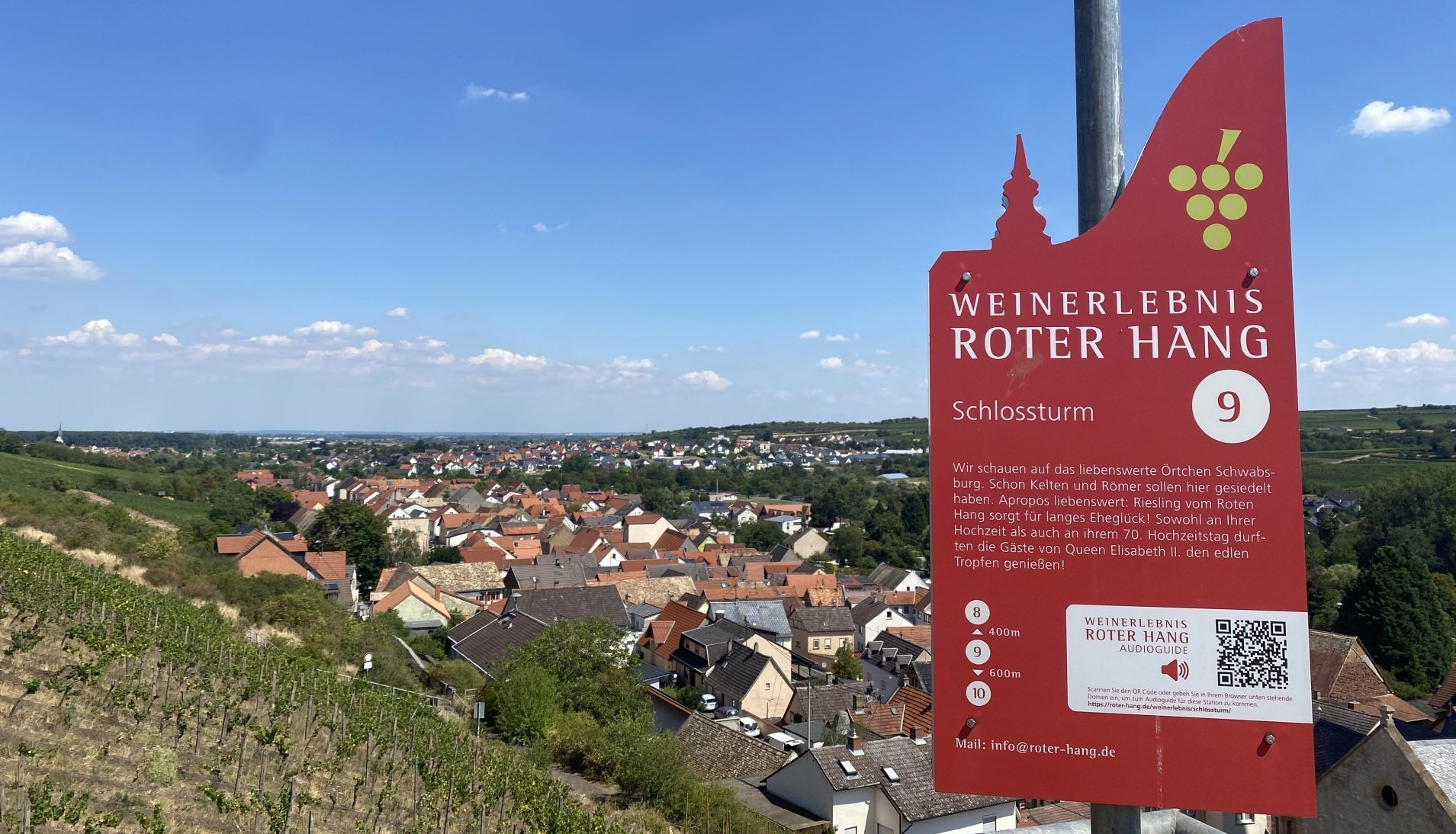 Weinerlebnisspfad Roter Hang, Schild des Wanderwegs (N°9) mit Schwabsburg und Nierstein im Hintergrund Weinerlebnisspfad Roter Hang, Schild des Wanderwegs (N°9) mit Schwabsburg und Nierstein im Hintergrund