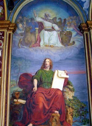 Das Bild zeigt die Krönung der Jungfrau Maria im Himmel. In der Mitte steht Maria mit gefalteten Händen und gesenktem Blick. Links von ihr sitzt Christus mit einer Krone in der Hand, rechts Gottvater mit Zepter. Über ihnen schwebt die Taube als Symbol des Heiligen Geistes – zusammen bilden sie die Dreifaltigkeit. Umgeben ist die Szene von Engeln, einem Regenbogen und himmlischem Glanz. Die Darstellung ist ein klassisches Motiv der christlichen Kunst und symbolisiert Marias Erhöhung und ihre Rolle als Himmelskönigin.