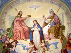 Das Bild zeigt die Krönung der Jungfrau Maria im Himmel. In der Mitte steht Maria mit gefalteten Händen und gesenktem Blick. Links von ihr sitzt Christus mit einer Krone in der Hand, rechts Gottvater mit Zepter. Über ihnen schwebt die Taube als Symbol des Heiligen Geistes – zusammen bilden sie die Dreifaltigkeit. Umgeben ist die Szene von Engeln, einem Regenbogen und himmlischem Glanz. Die Darstellung ist ein klassisches Motiv der christlichen Kunst und symbolisiert Marias Erhöhung und ihre Rolle als Himmelskönigin.