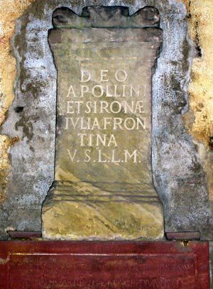 Sandstein stehle mit römischer Aufschrift:
DEO
APOLLINI
ETSIRONA
ILIA FRON
TINA
V. S.L.L.M