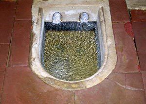 Kleine Bodenöffnung in Form einer Wanne mit Wasser