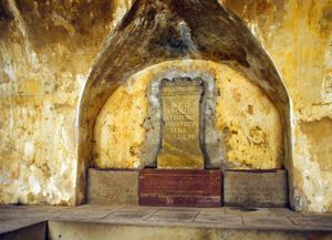 Gewölbe Situation mit Sandsteinstehle mit römischer Schrift