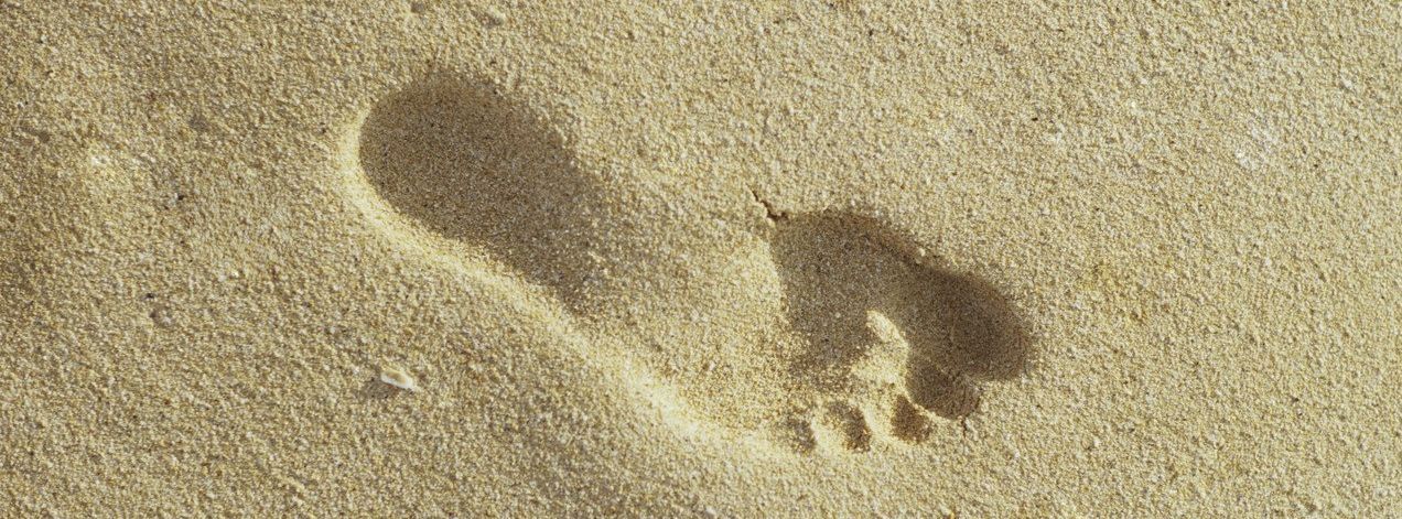 Huella de pie descalzo sobre arena